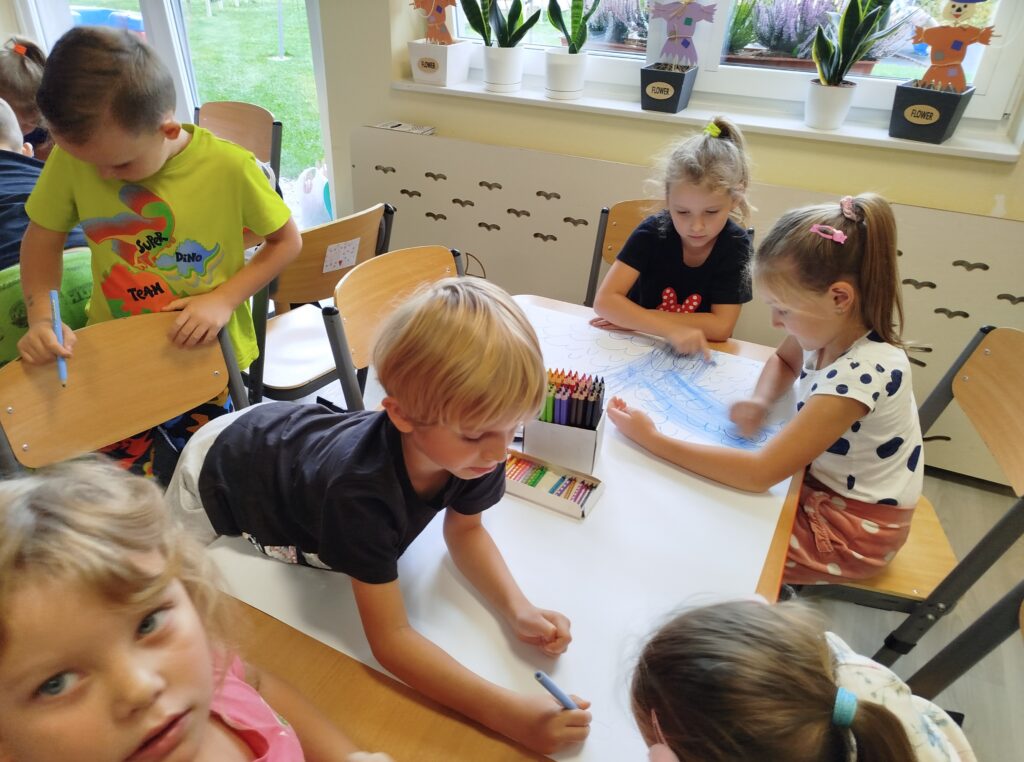 Dzieci tworzą wspólną prace plastyczną pt. "Żywioły"