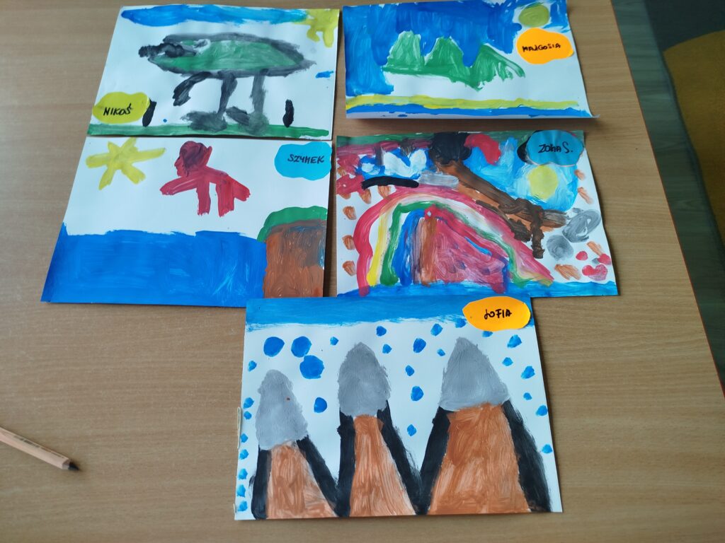 Prace plastyczne dzieci pt. "Wspomnienia z wakacji".
