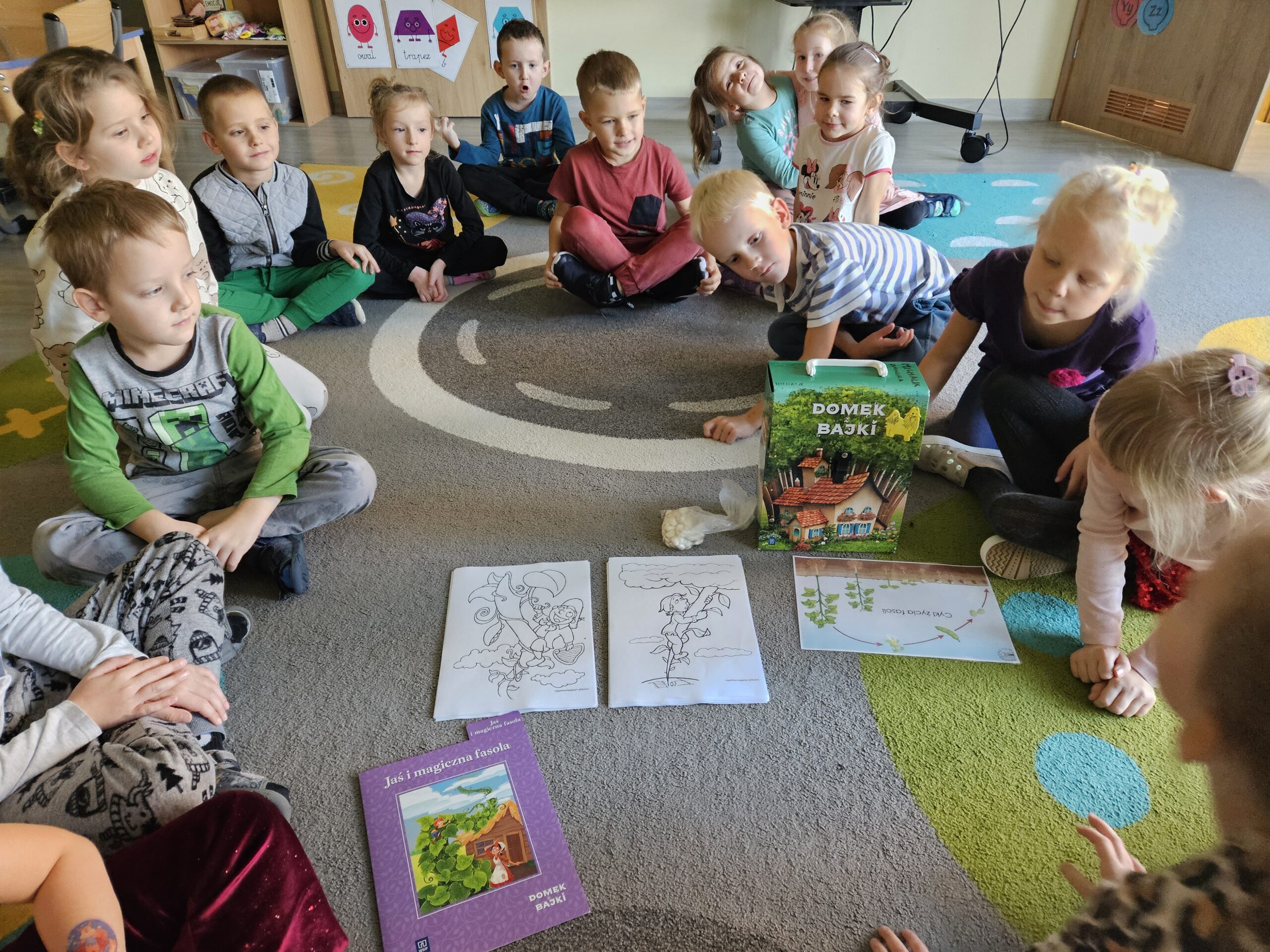 Dzieci słuchają baśni i odpowiadają na pytania.