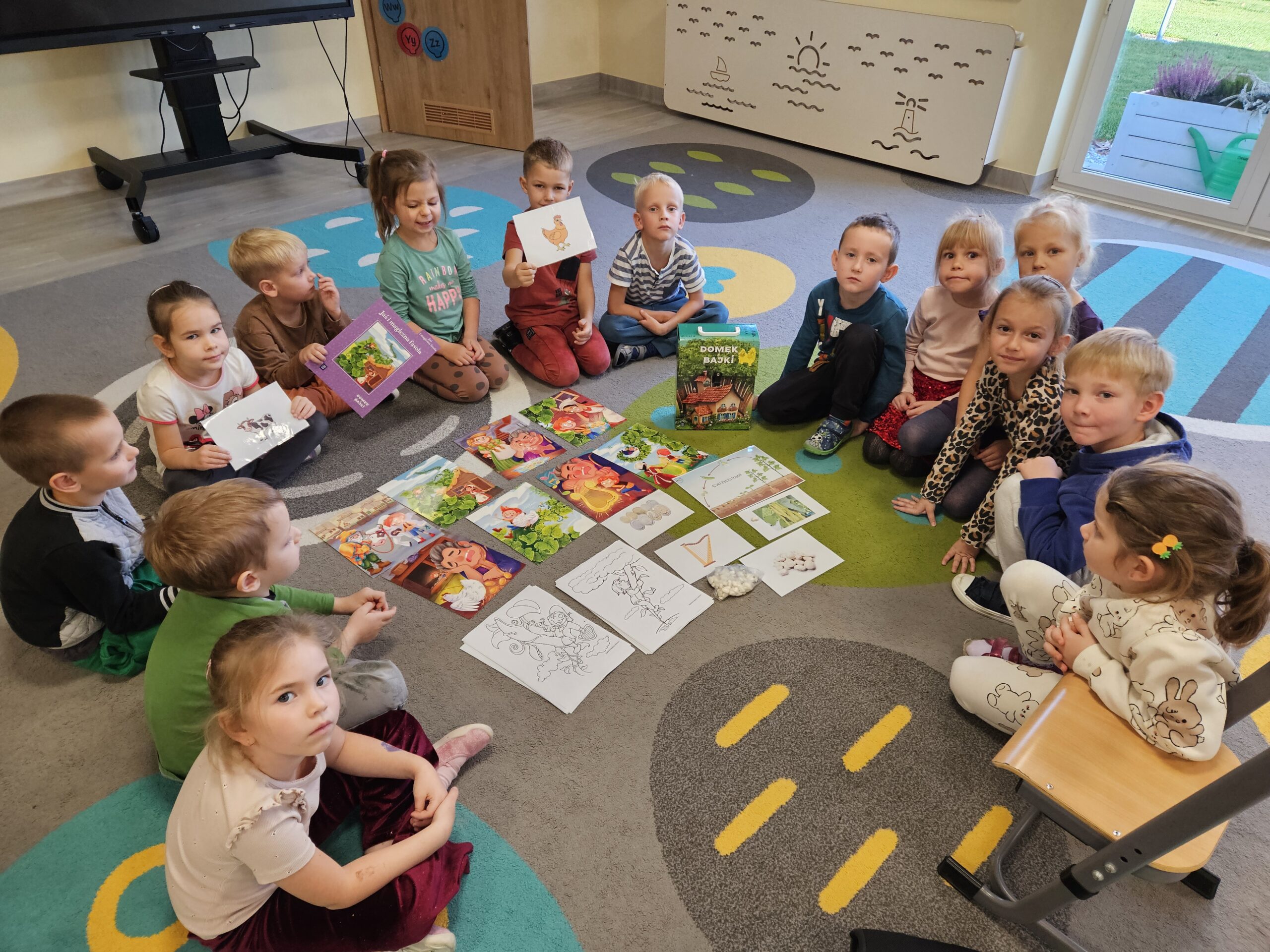 Dzieci dopasowują obrazki do tekstu.