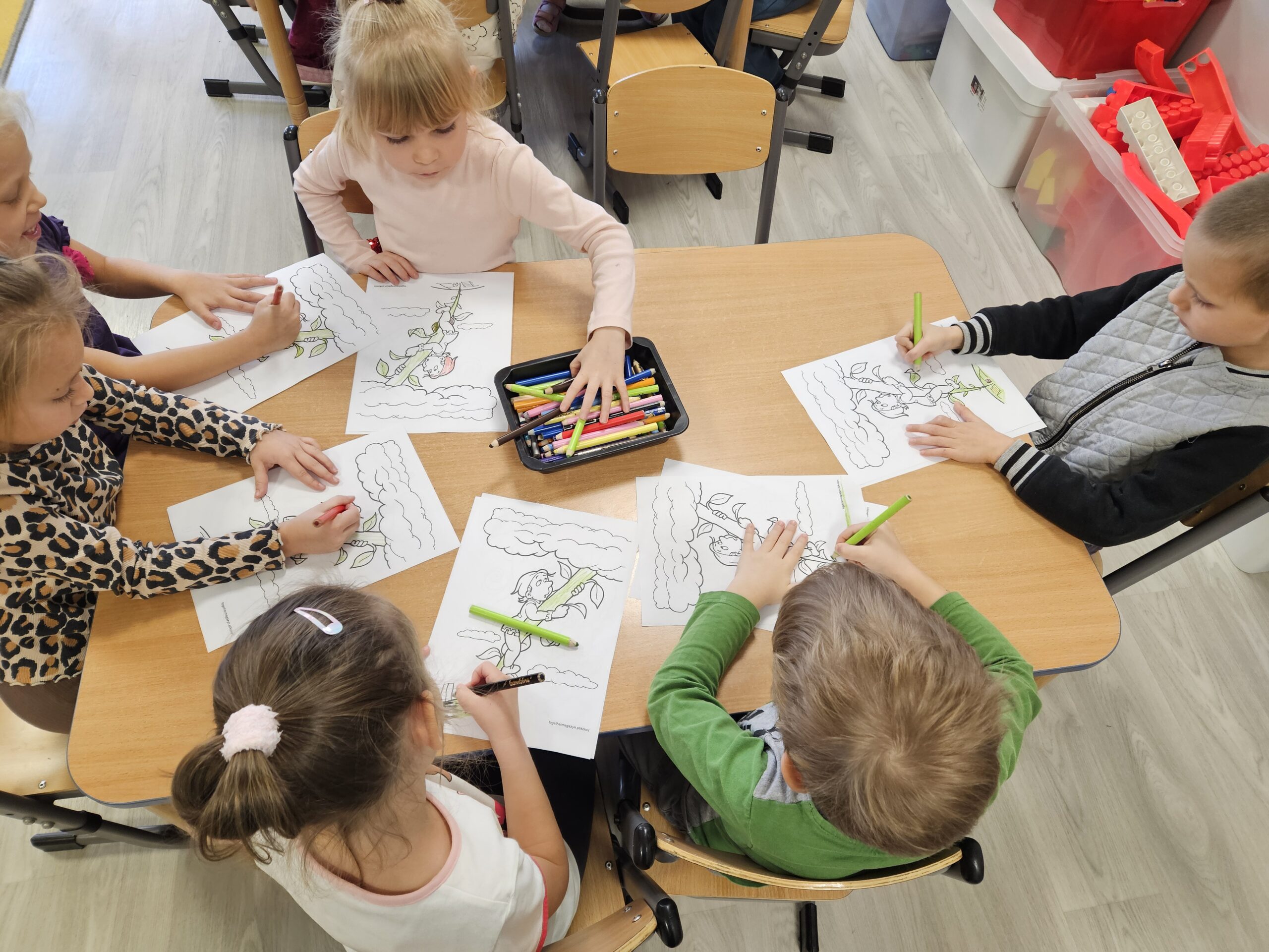 Dzieci kolorują obrazki do baśni.