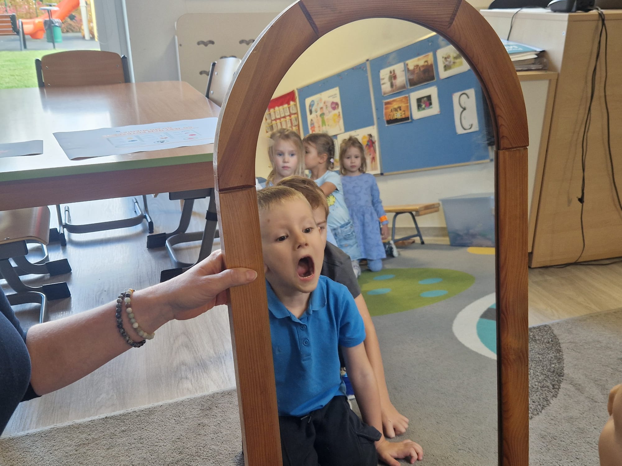 Chłopiec wykonuje ćwiczenia języka.