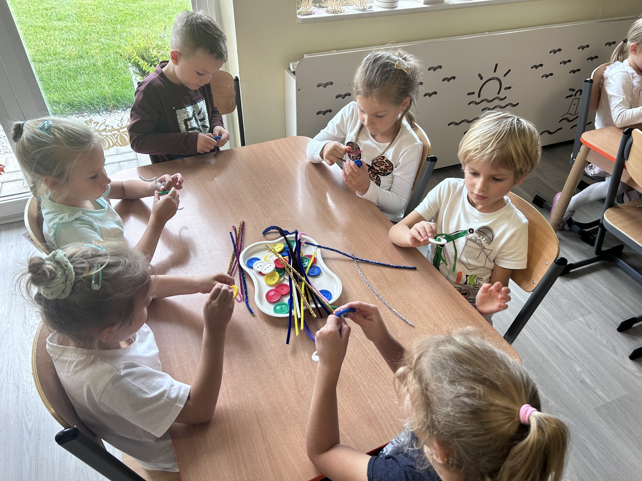 Dzieci bawią się drucikami kreatywnymi.
