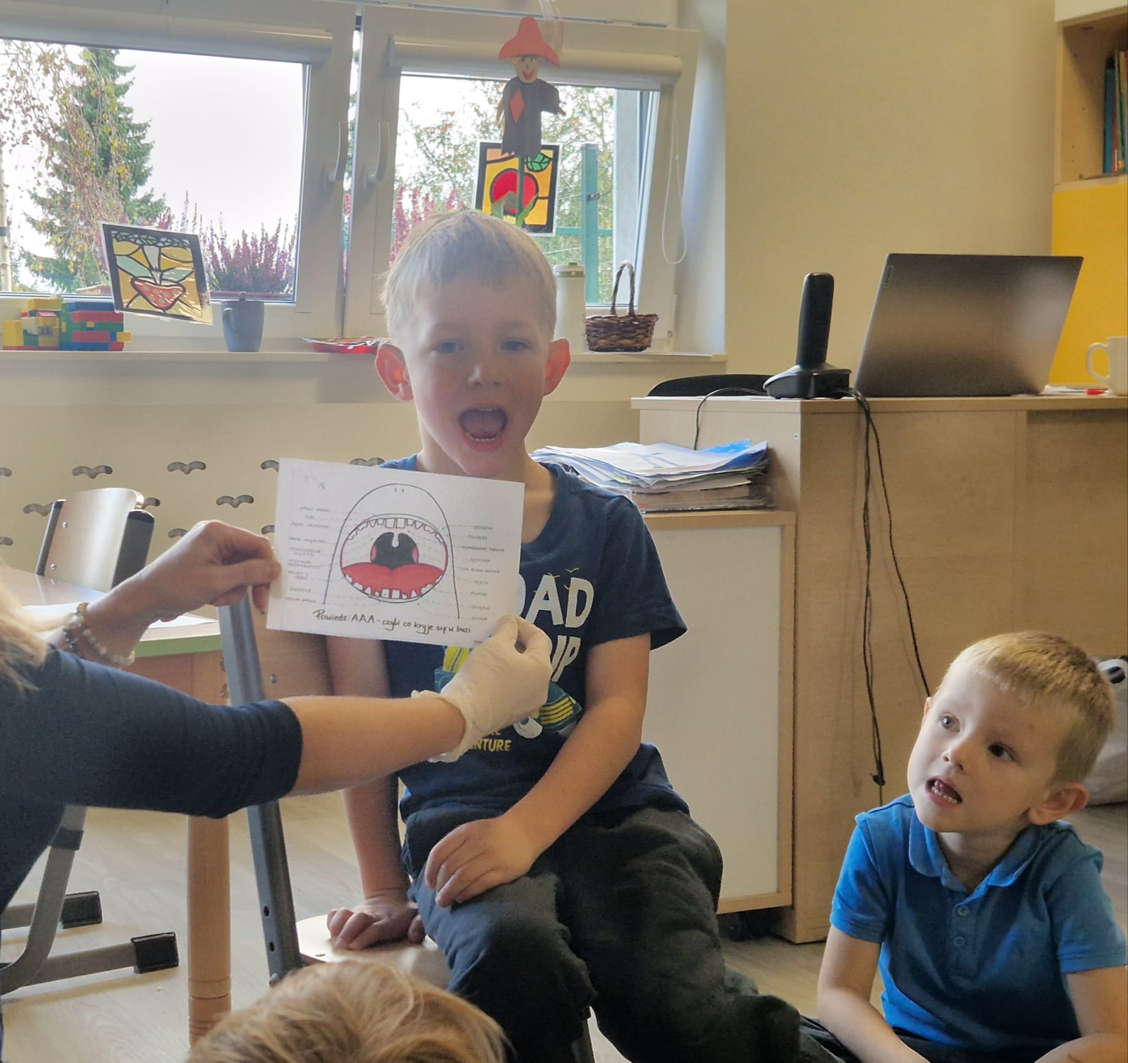 Dzieci poznają budowę jamy ustnej.