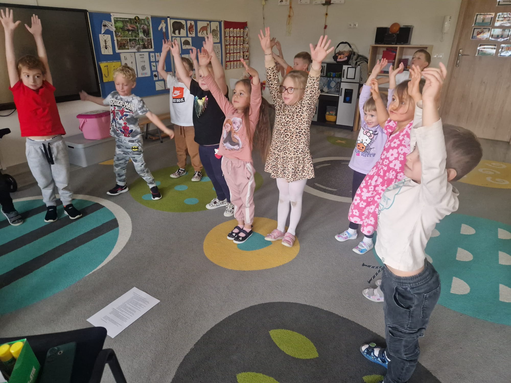 Dzieci uczestniczą w zabawie słuchowo-ruchowej.