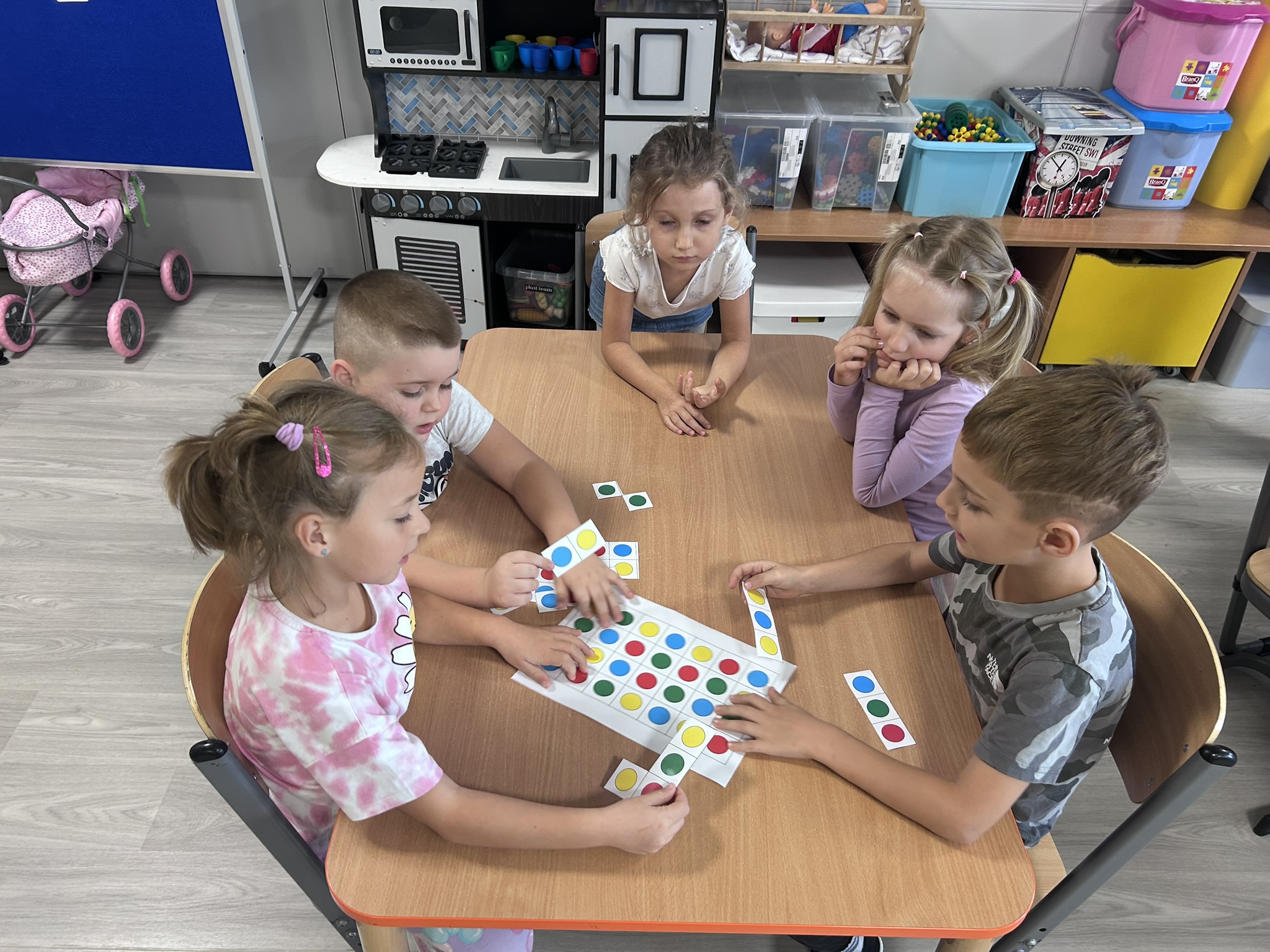 Dzieci układają kropki.