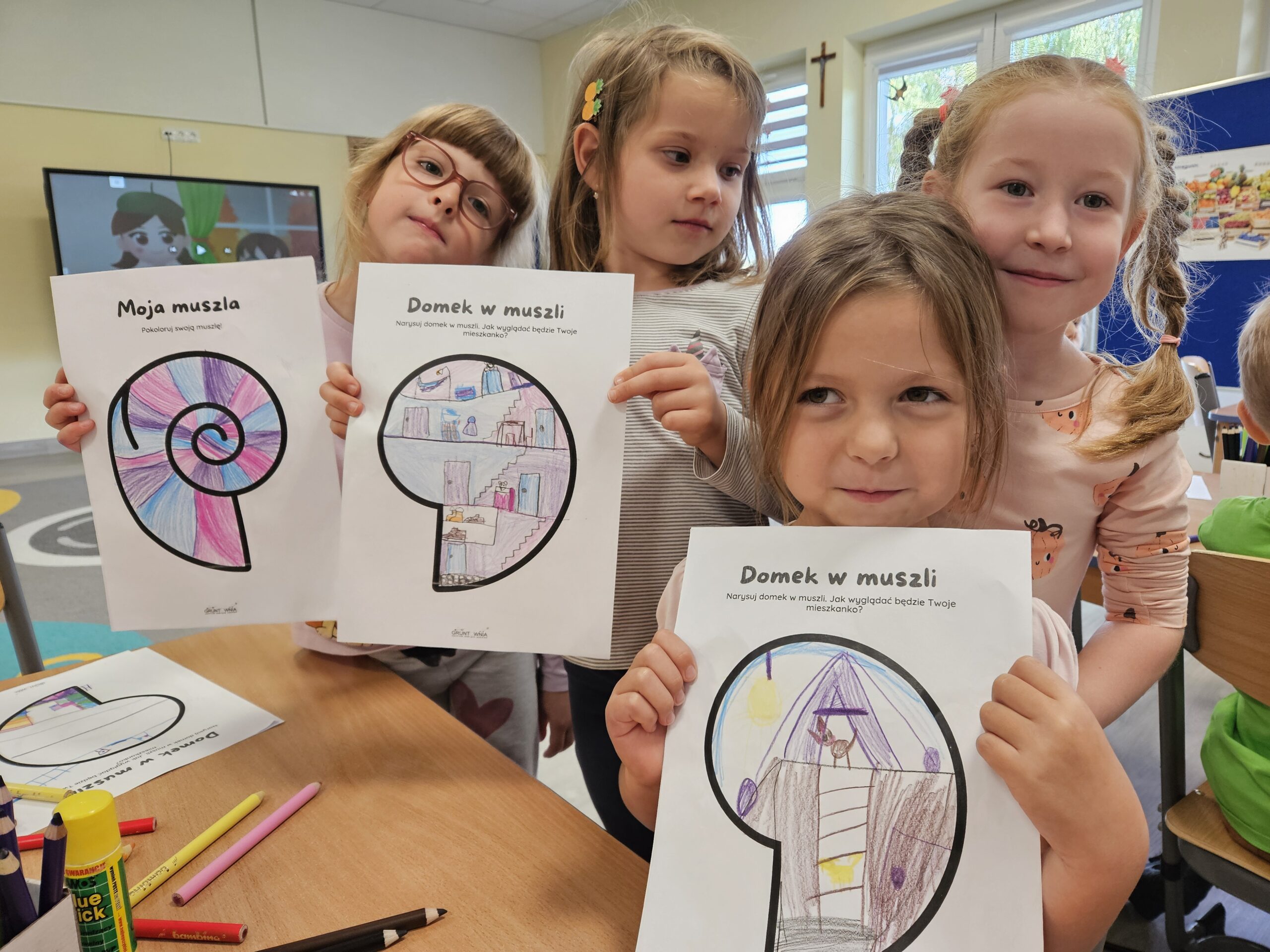 Dzieci z radością prezentują swoje prace.