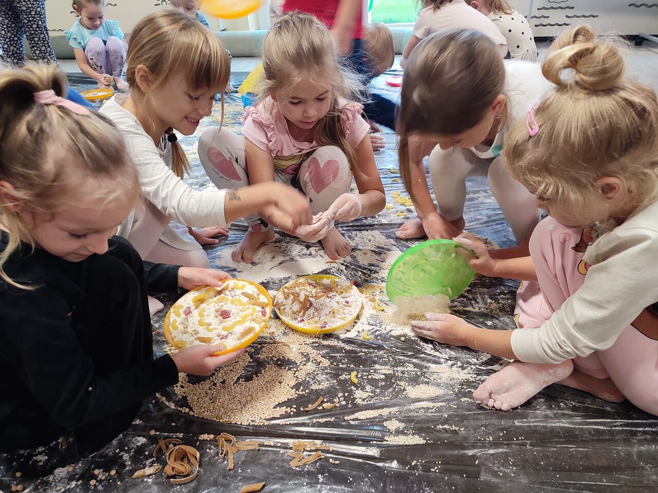 Dziewczynki podczas zabawy z produktami.