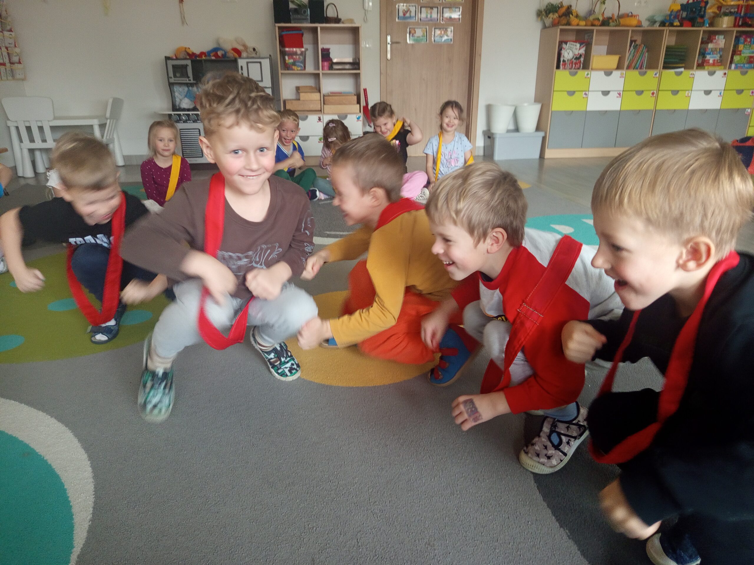 Chłopcy naśladują kurki.