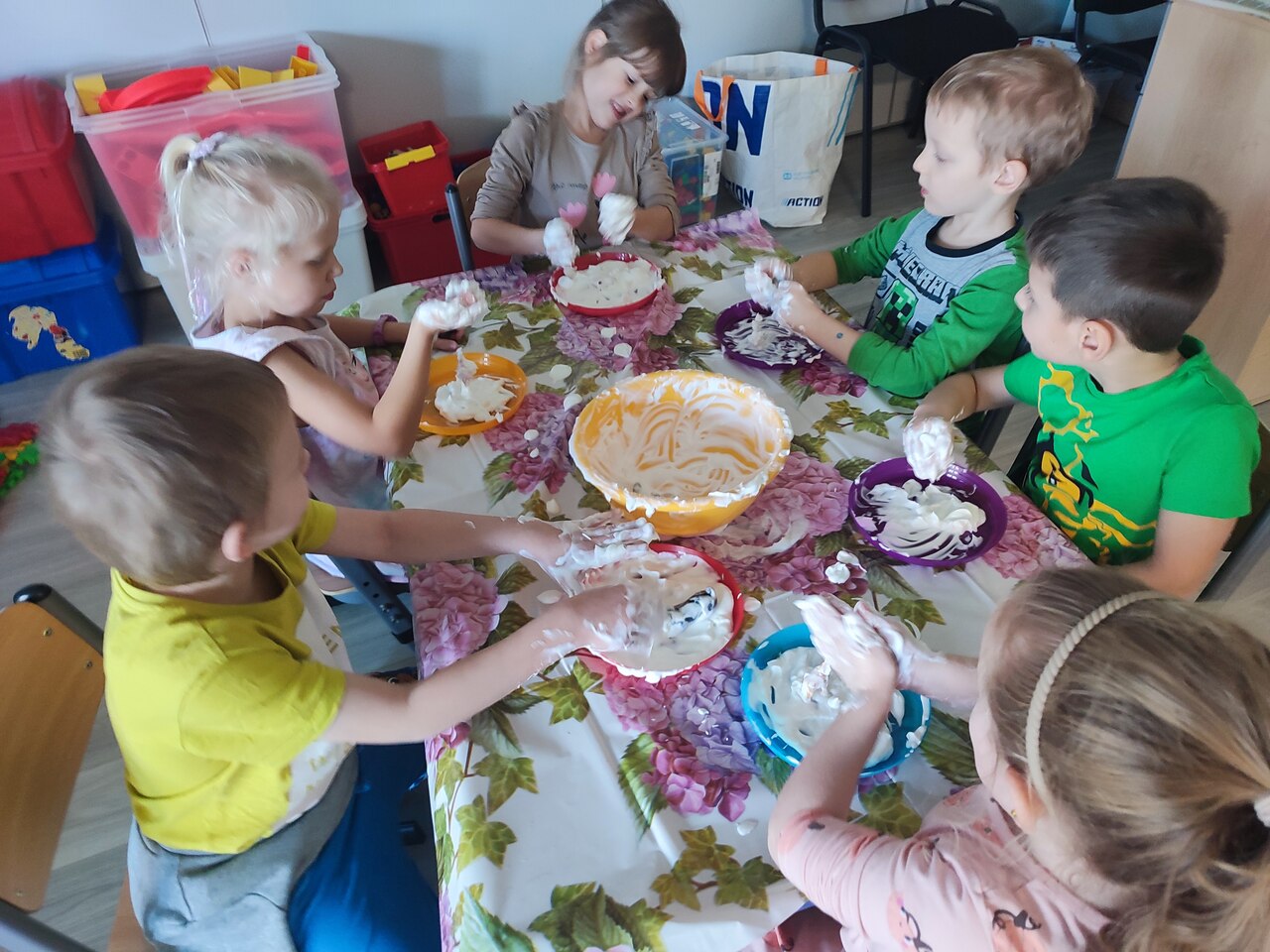 Dotykowe odkrywanie piany.