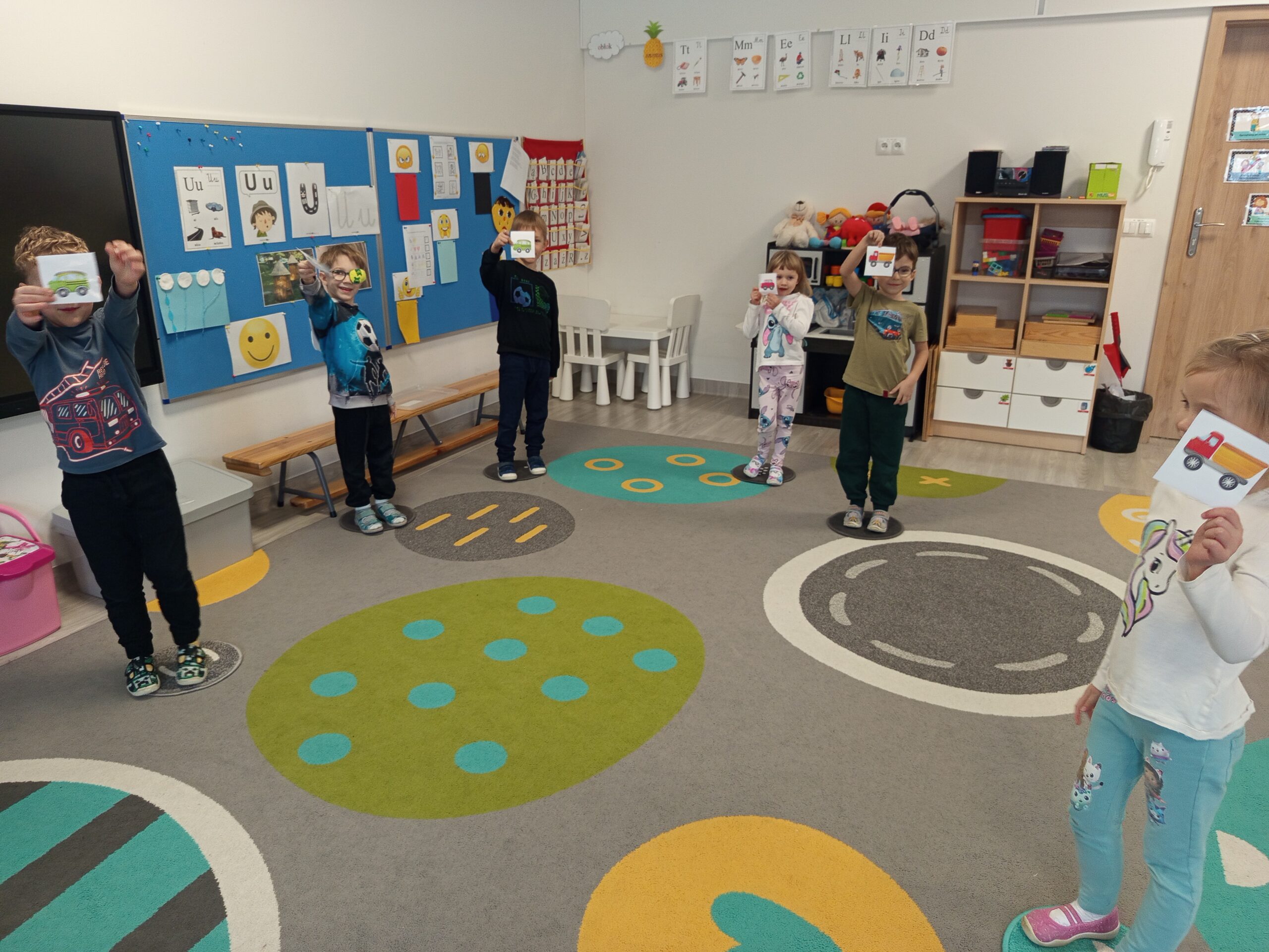 Dzieci biorą udział w zabawie -Auta do garażu.