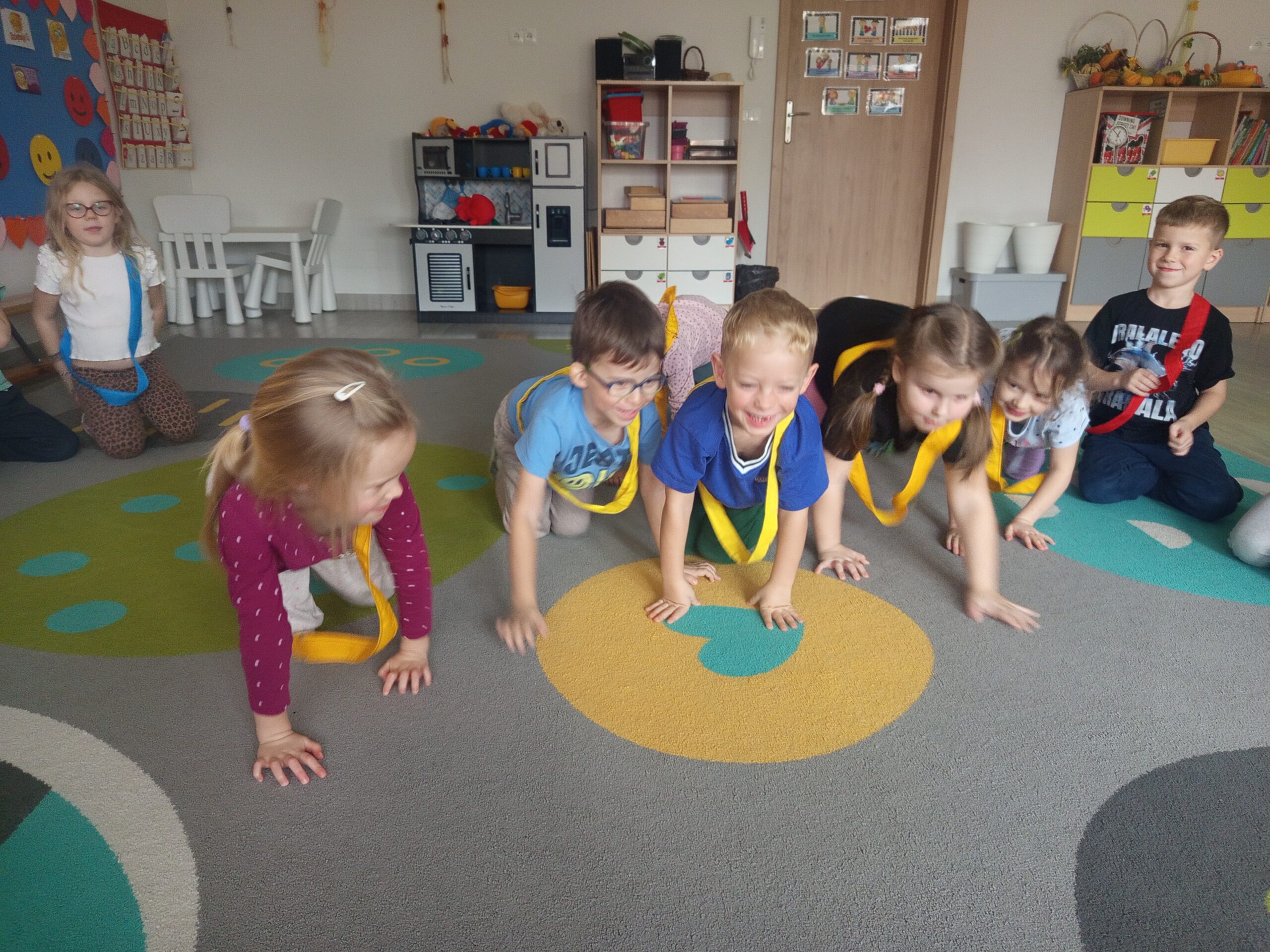 Dzieci naśladują myszki.