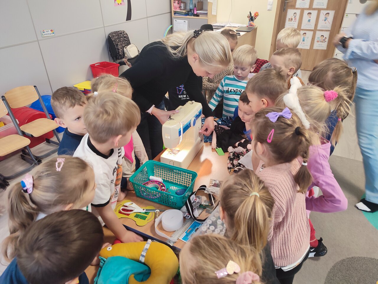 Dzieci odkrywają świat szycia.