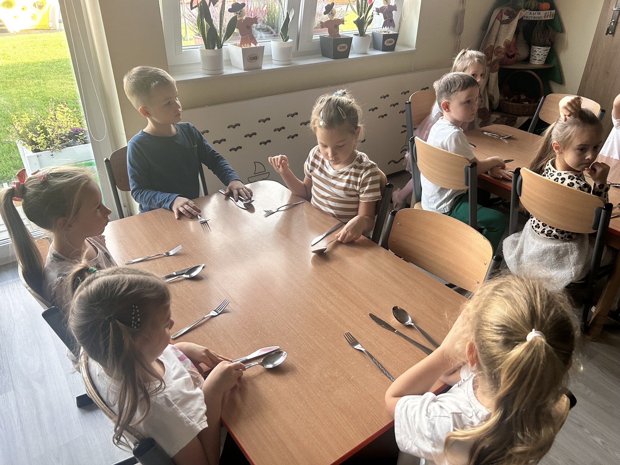 Dzieci układają sztućce.