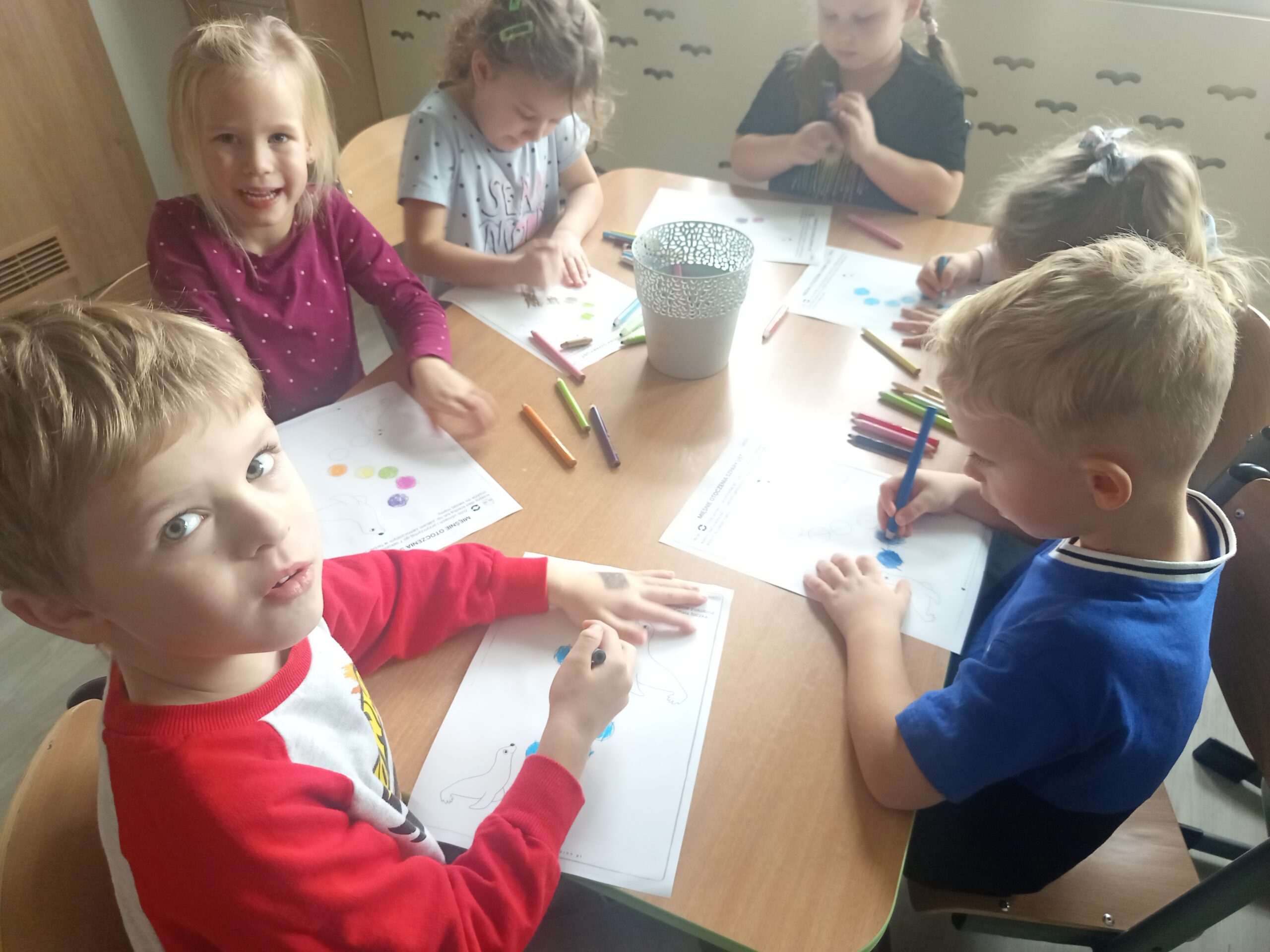 Dzieci wykonują kartę pracy i ćwiczenie warg.