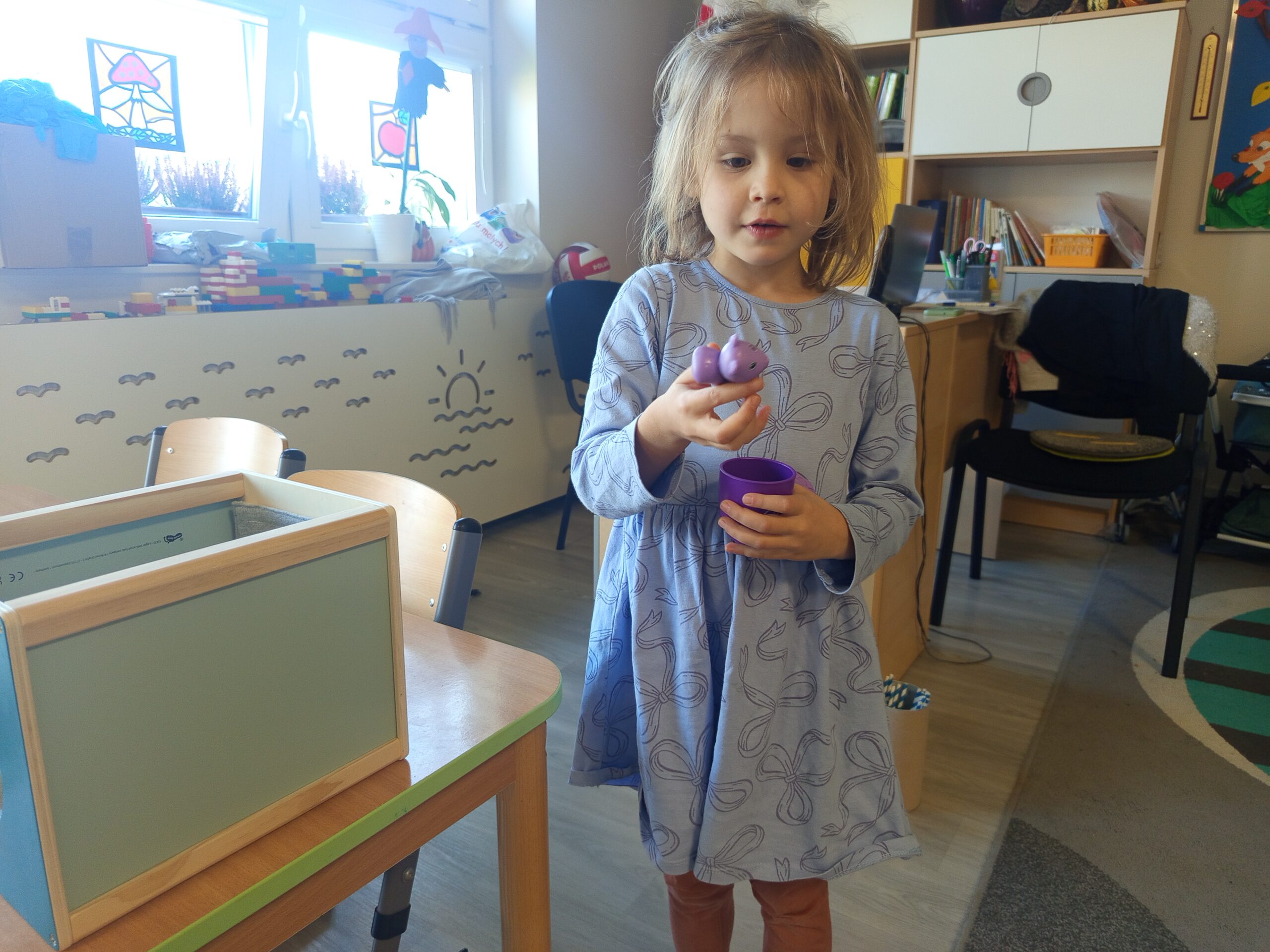 Dziewczynka losuje z tajemniczego pudełka zadanie oddechowe