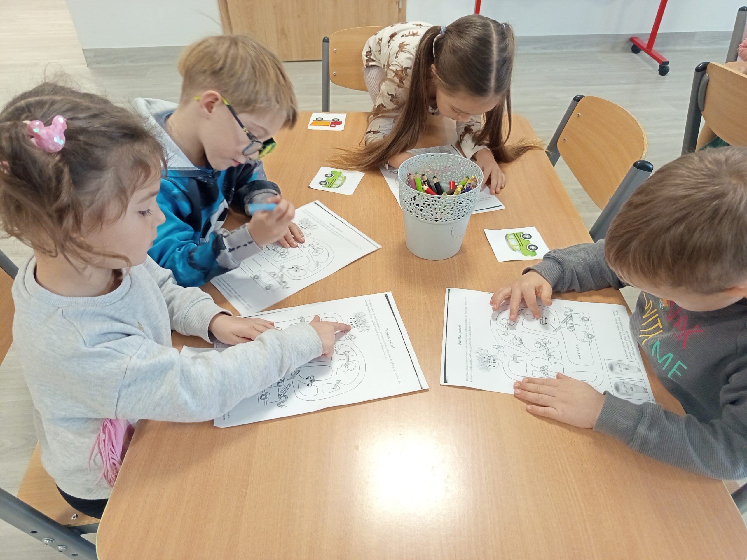 Przedszkolaki pokonują labirynt i ćwiczą wargi.