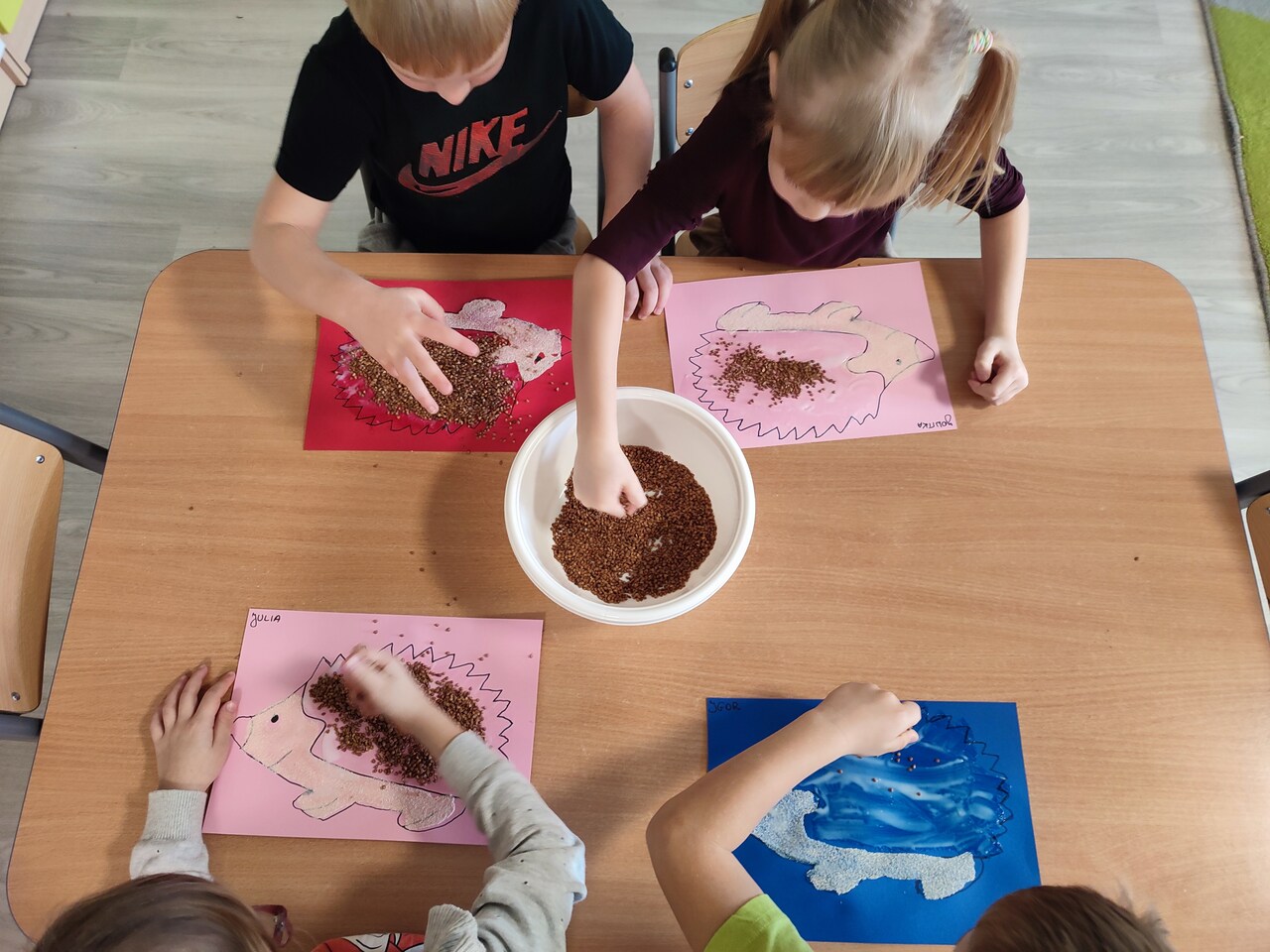 Dzieci wyklejają jeża kaszą.jeża kaszą.