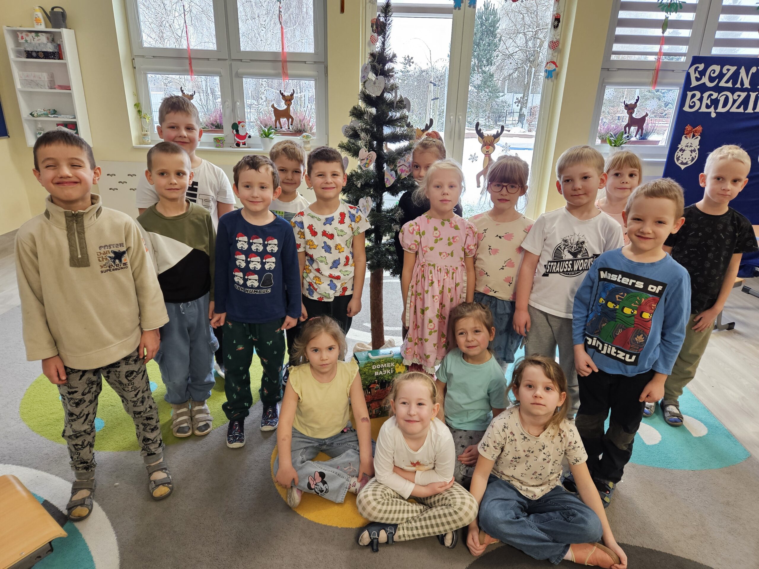 Pamiątkowe zdjęcie z "Drzewem Grzeczności".