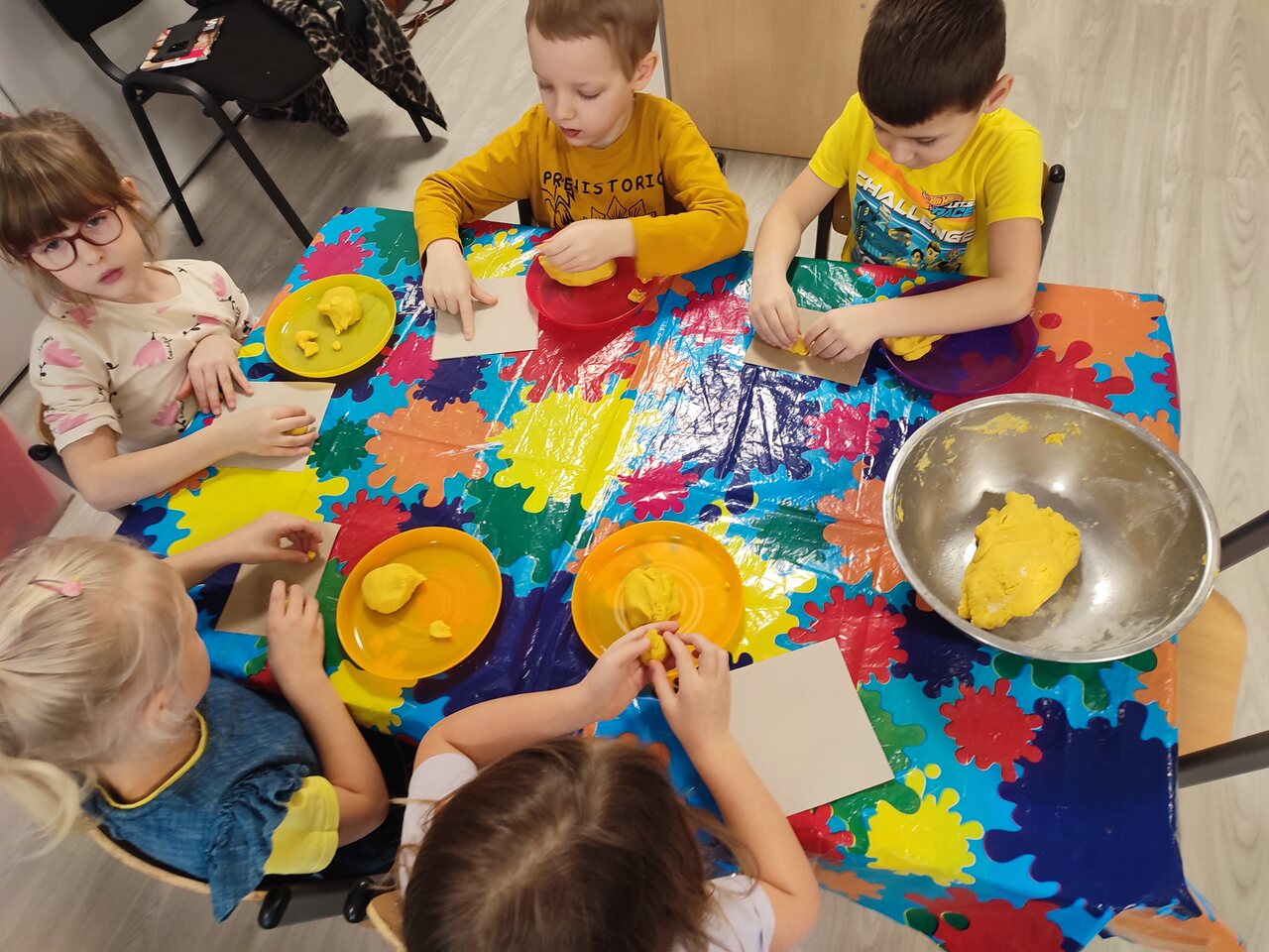 Rozwijanie motoryki małej poprzez lepienie.