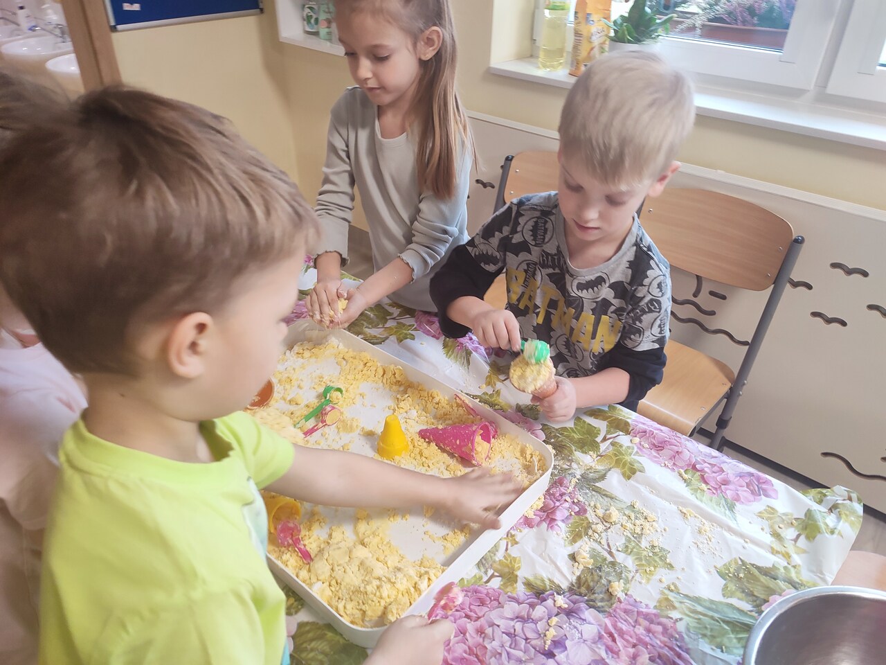 Zimowa zabawa ze sztucznym śniegiem.