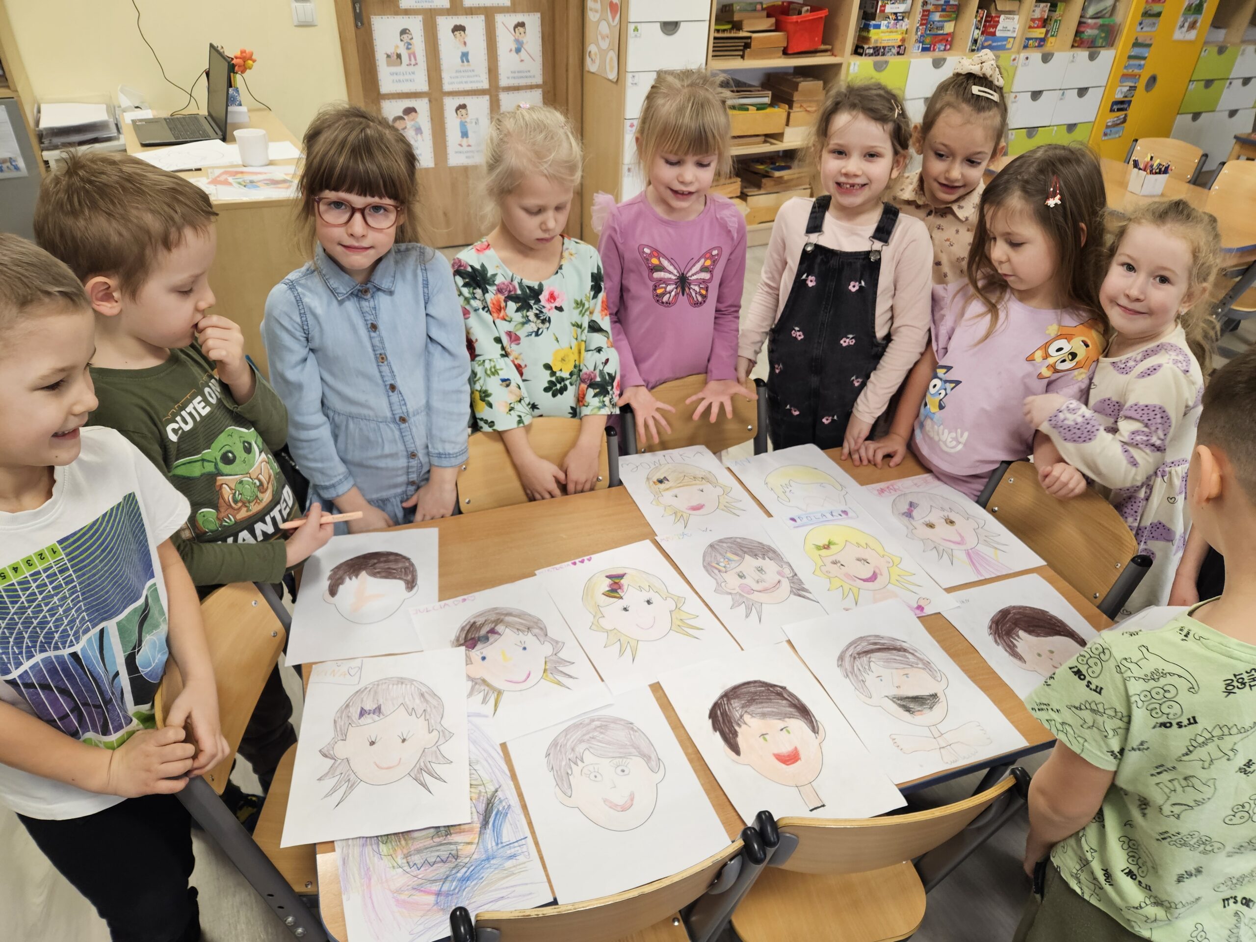 Rozmawiamy o naszych emocjach - omówienie prac dzieci.