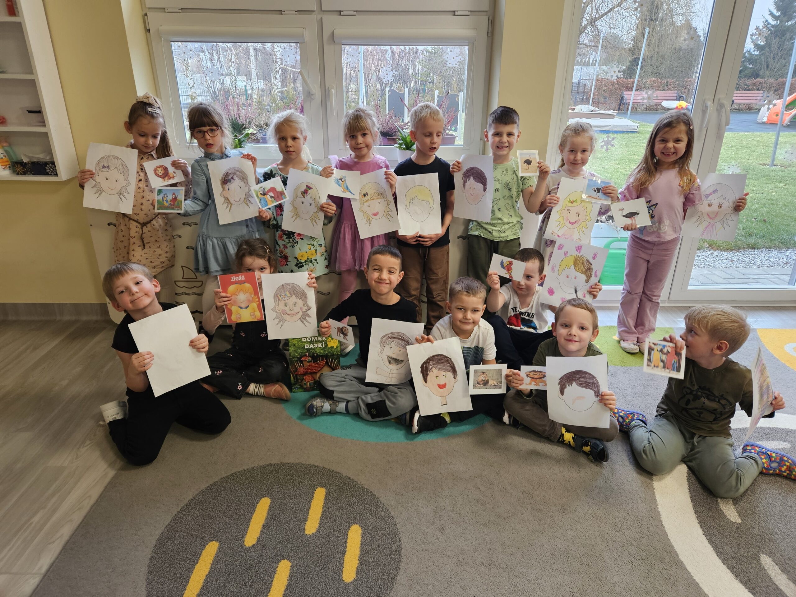 Dzieci prezentują swoje prace.