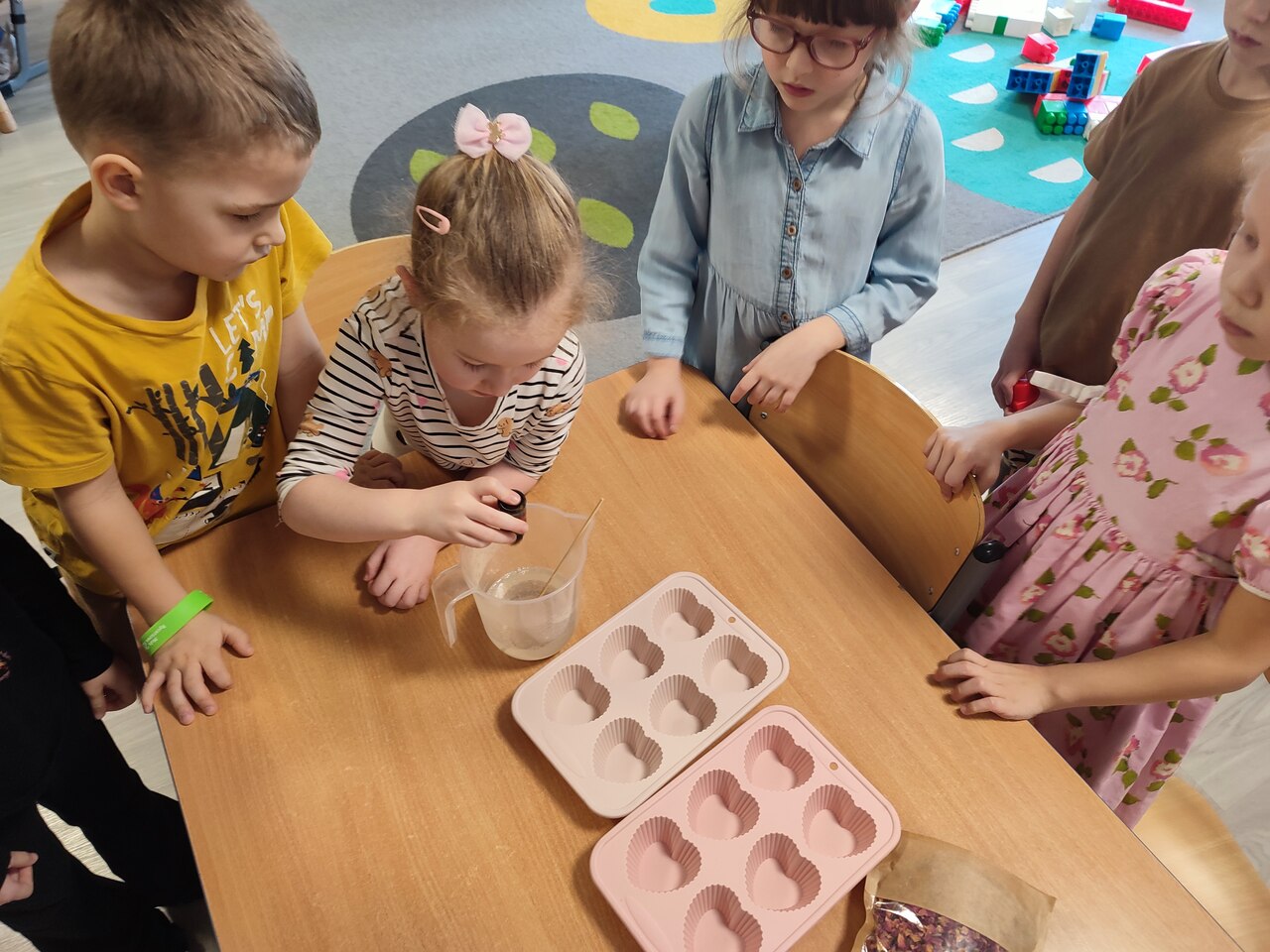 Dzieci dodają zapach do mydełek.