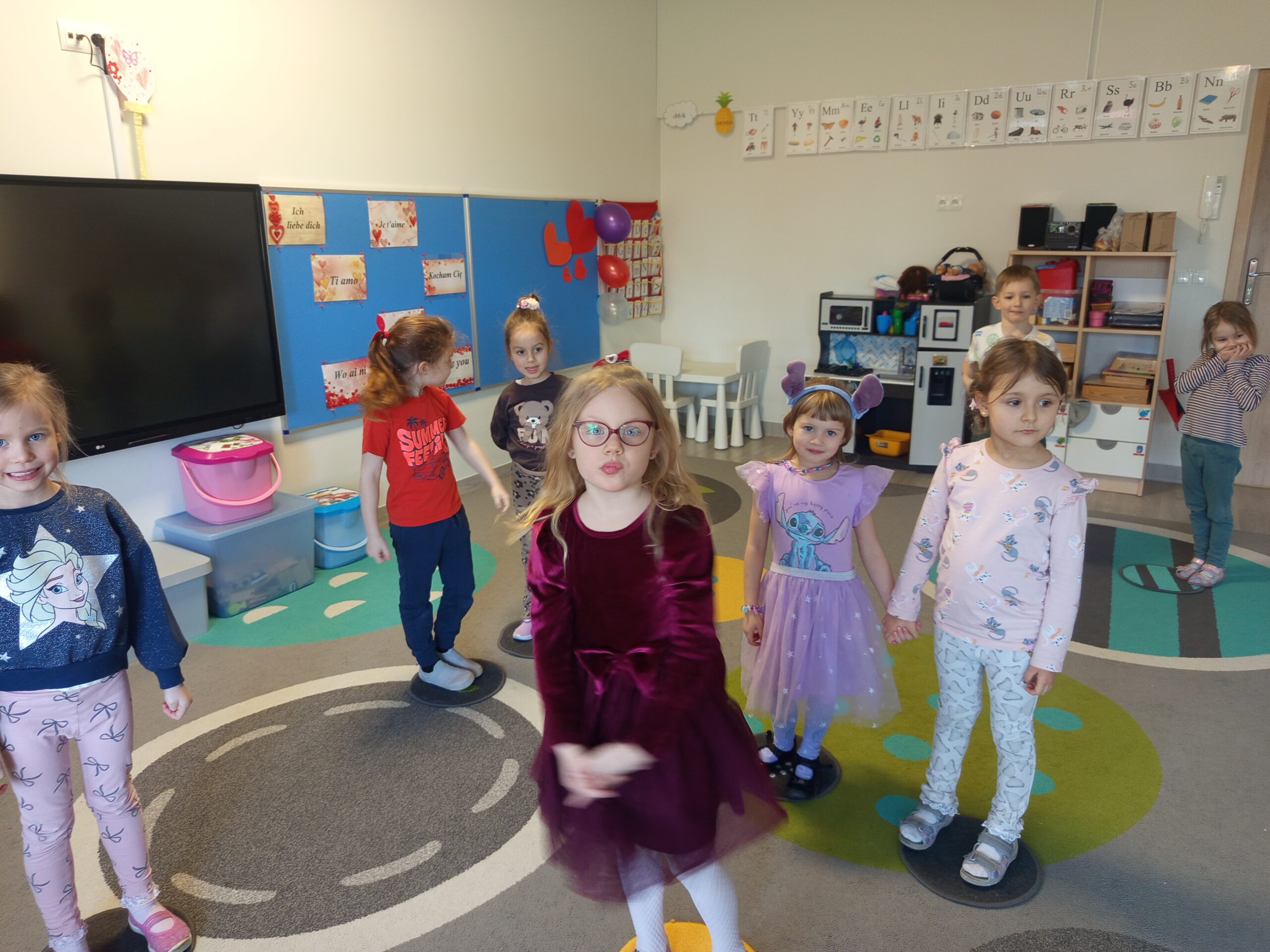 Dzieci uczestniczą w zabawie słuchowo-ruchowej.