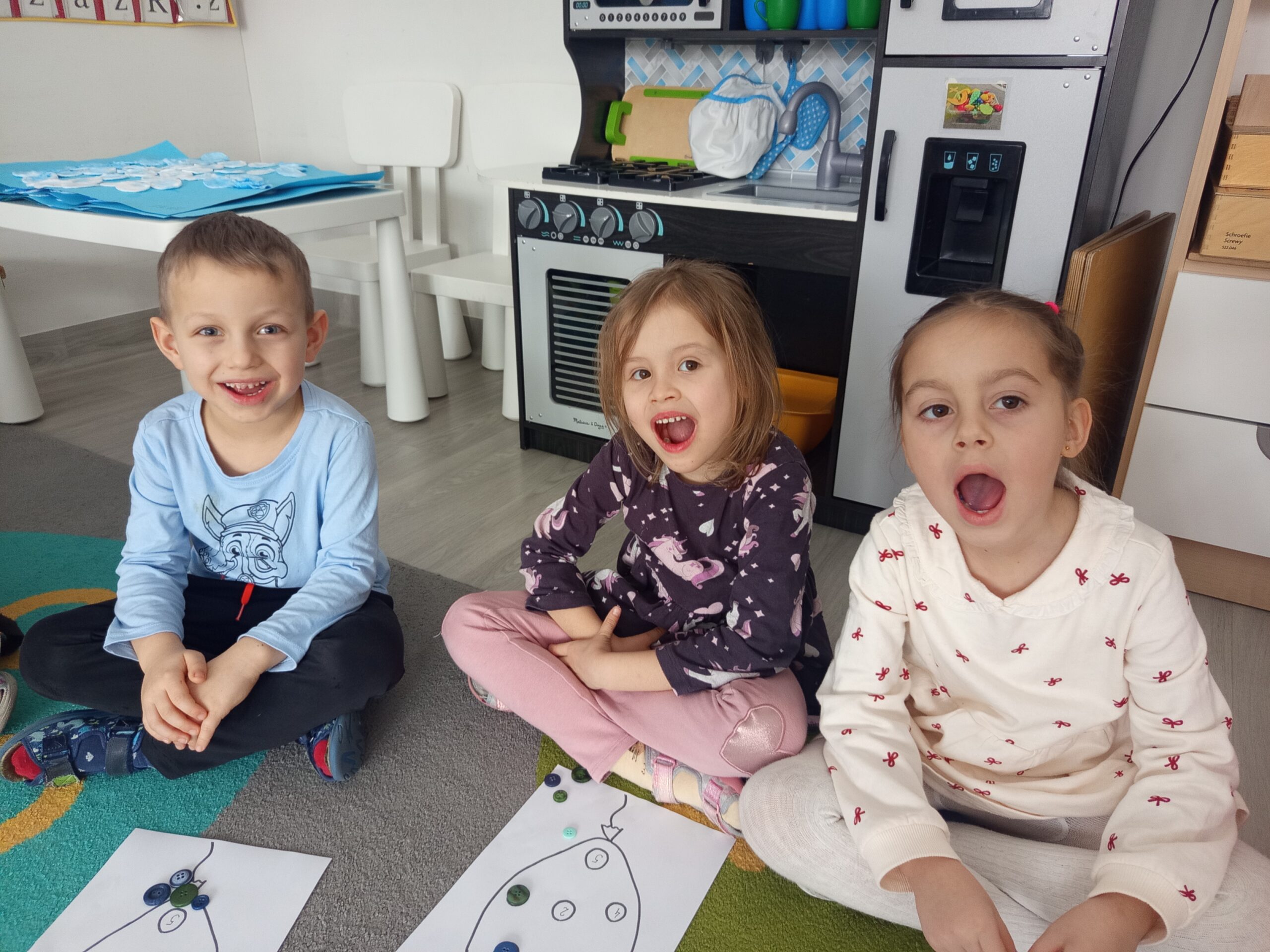 Dzieci wykonują ćwiczenie języka.