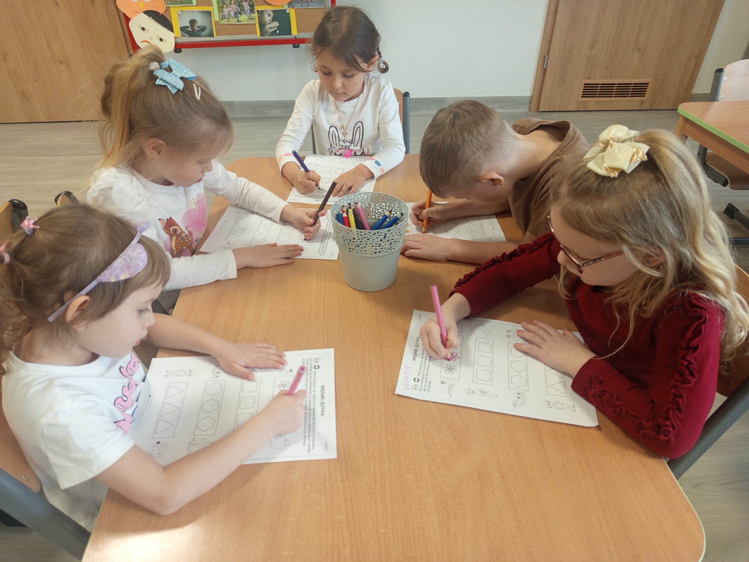 Dzieci wykonują kartę pracy.