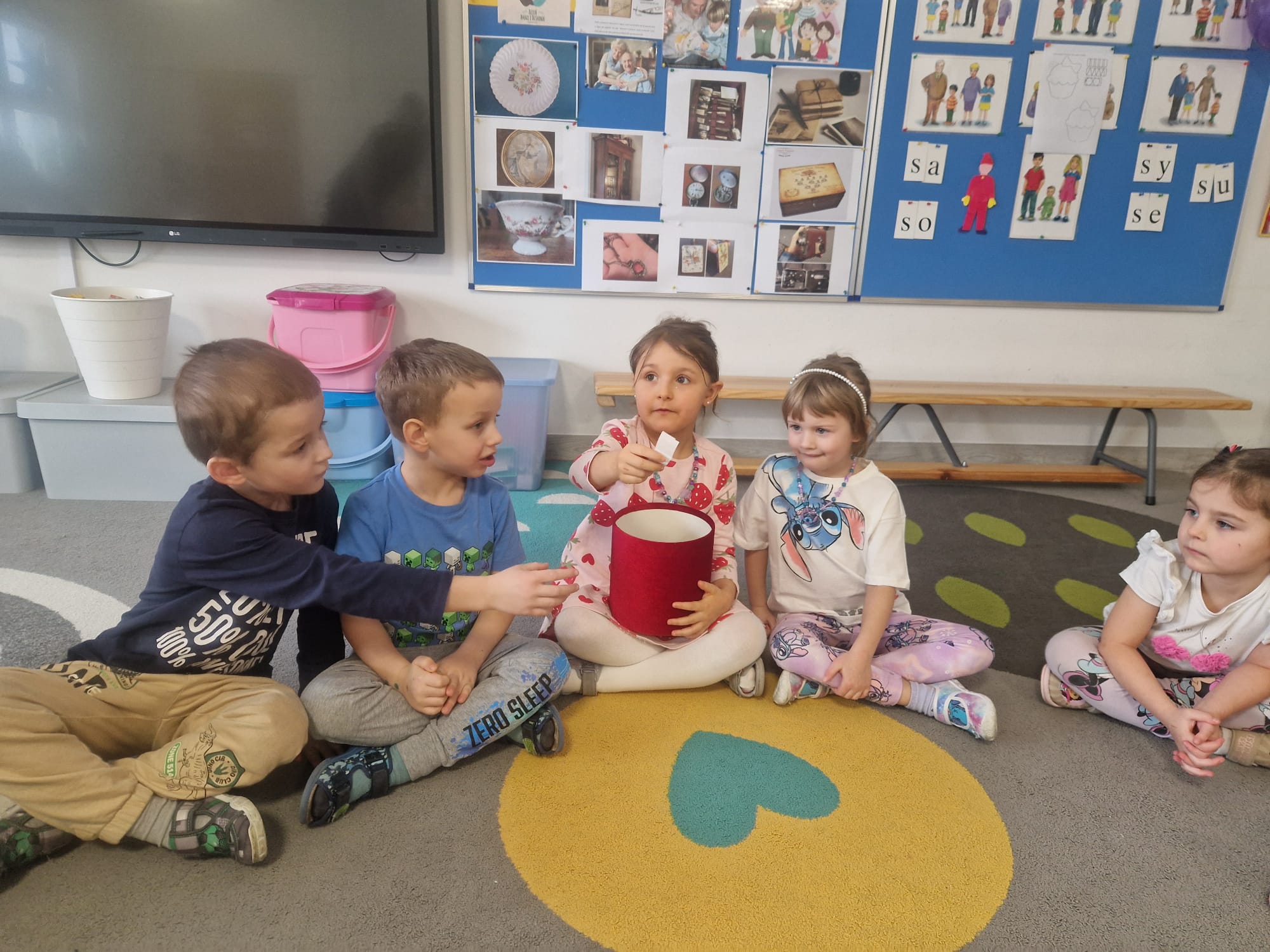 Dziewczynka losuje zadanie.