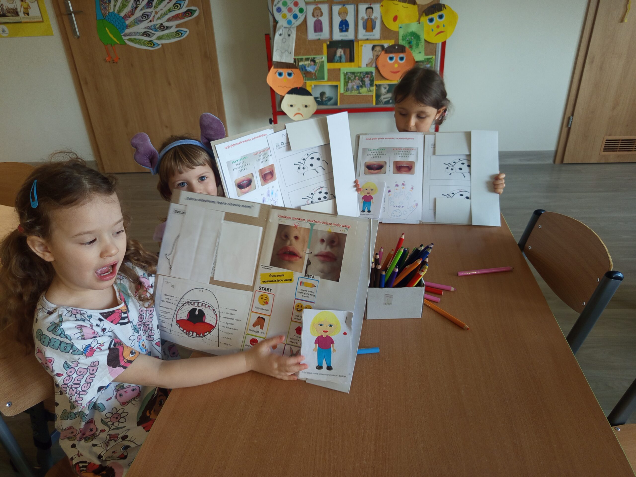 Dziewczynki prezentują lapbooka.