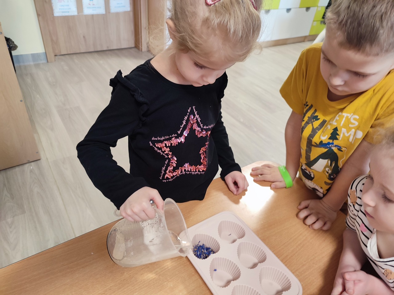 Proces zalewania foremek – nauka przez działanie.