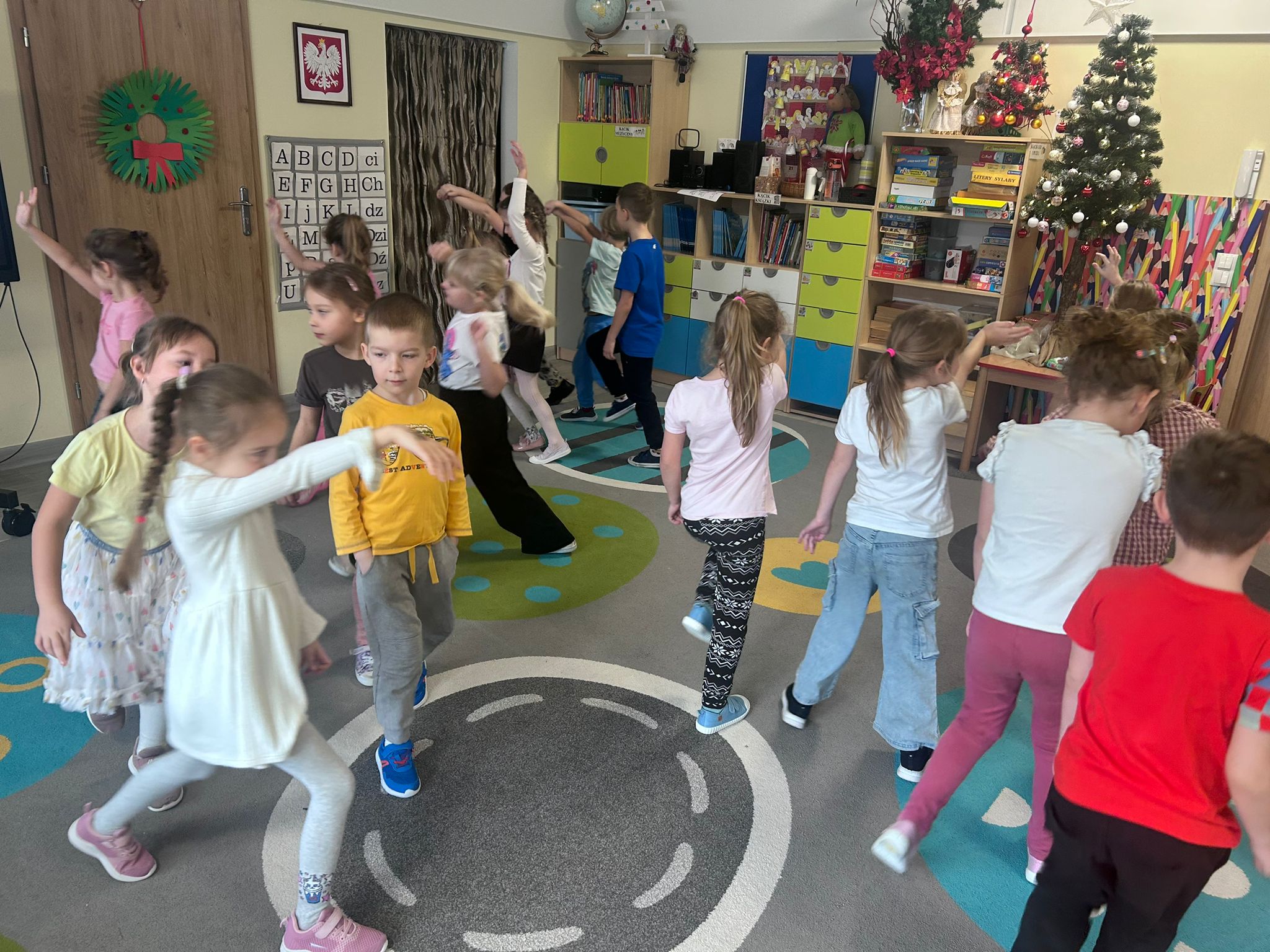 Dzieci naśladują słonie.