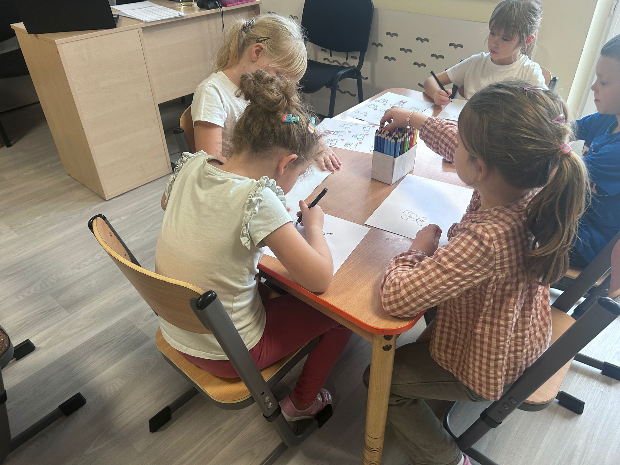 Dzieci rysują słonia lub motyla.