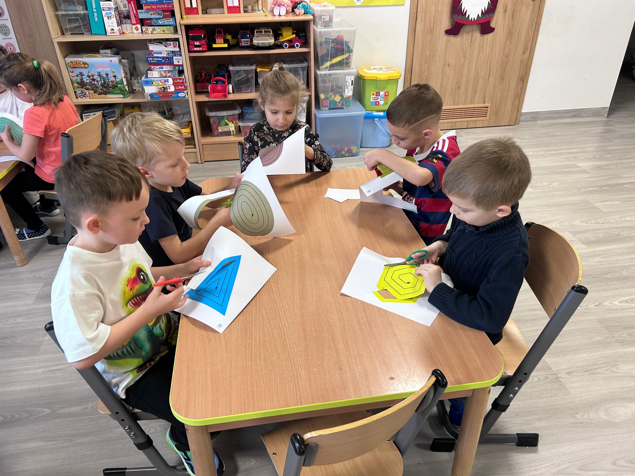 Dzieci wycinają po linii.