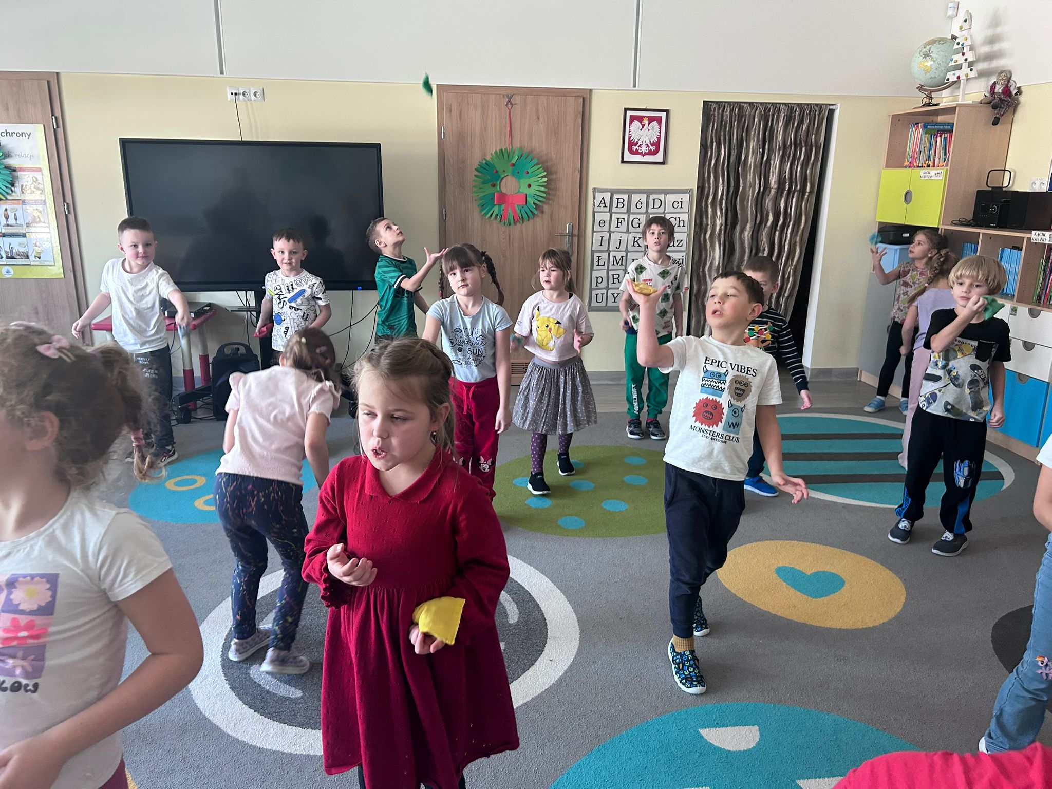 Dzieci bawią się woreczkami sensorycznymi.