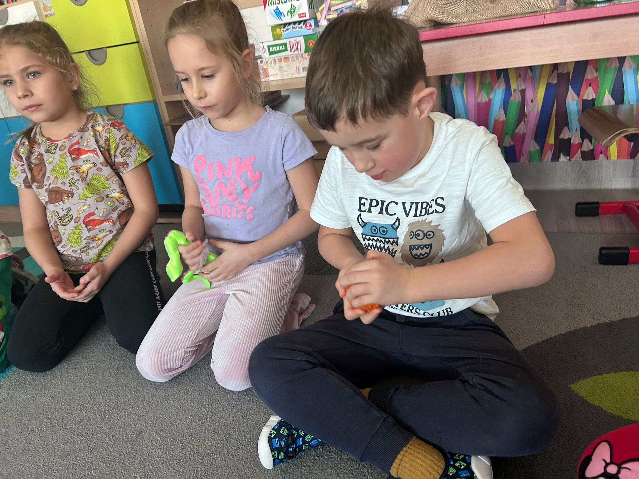 Dzieci bawią się gniotkami.