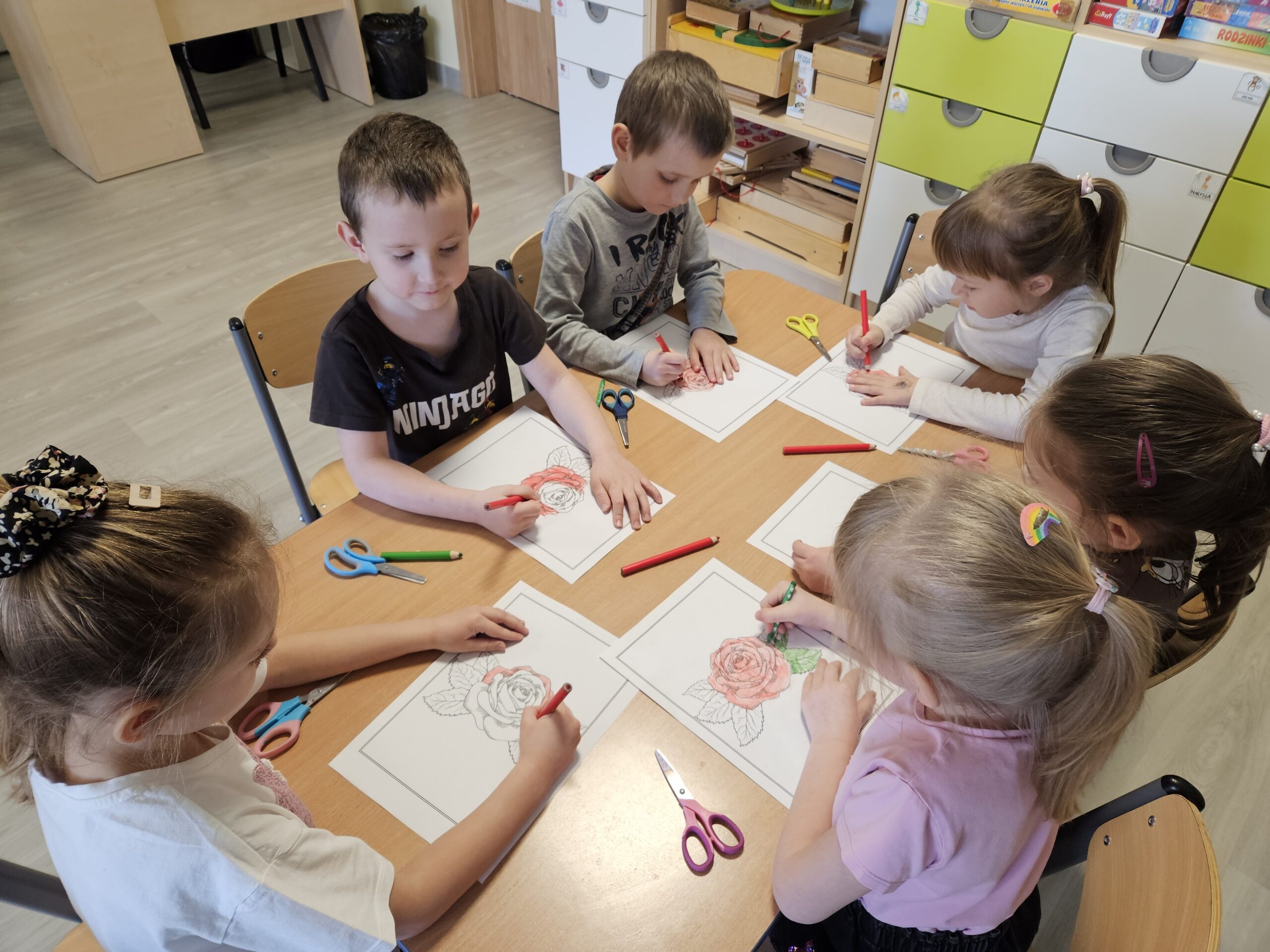 Dzieci kolorują róże symbolizujące dobre uczynki.