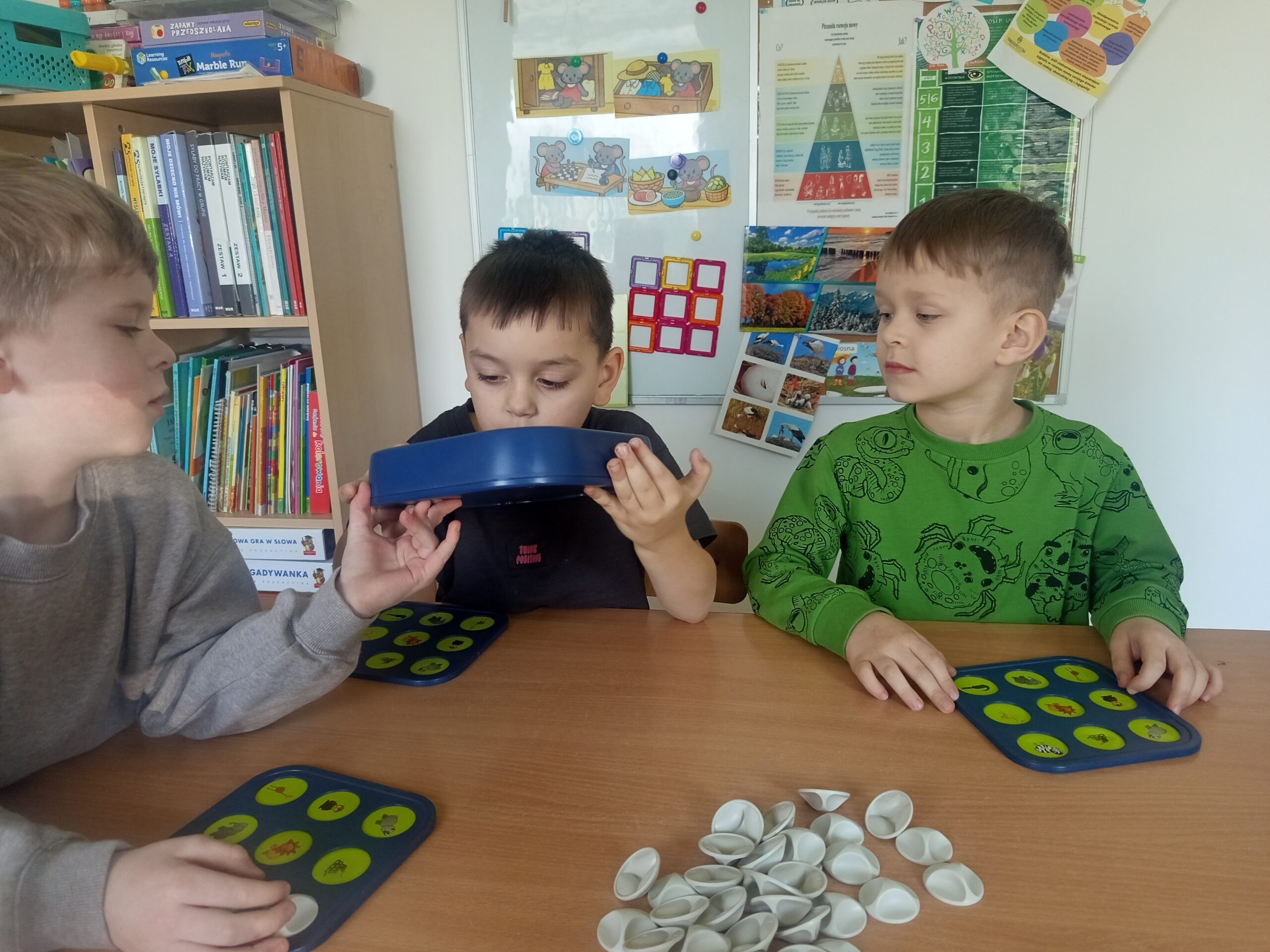 Dzieci ćwiczą oddychanie i grają w logopedyczną grę