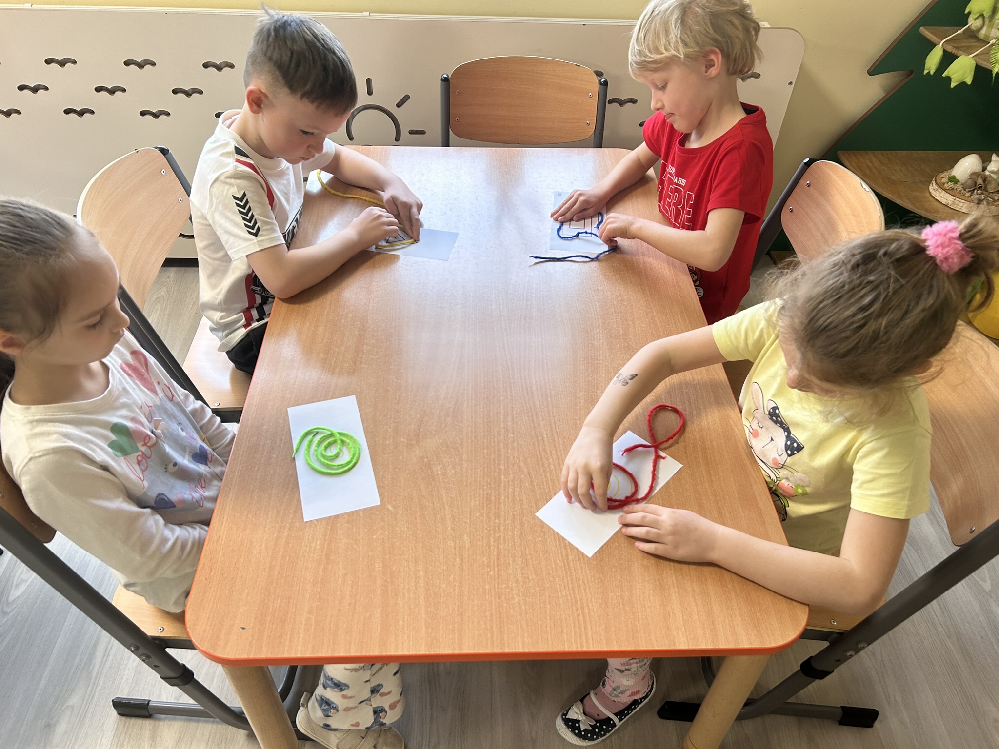 Dzieci układają sznurki według wzoru