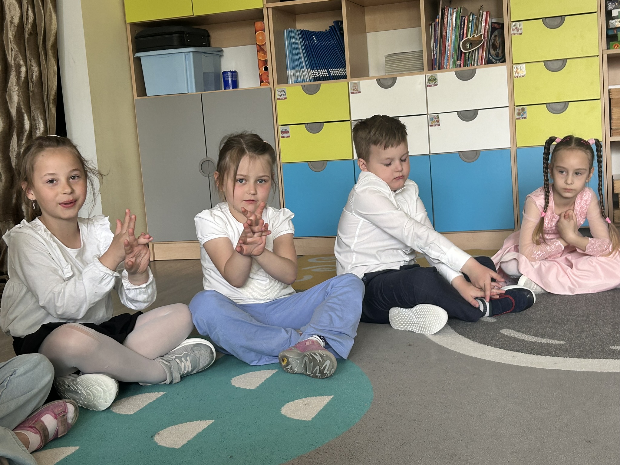 Dzieci wykonują ćwiczenia dłoni