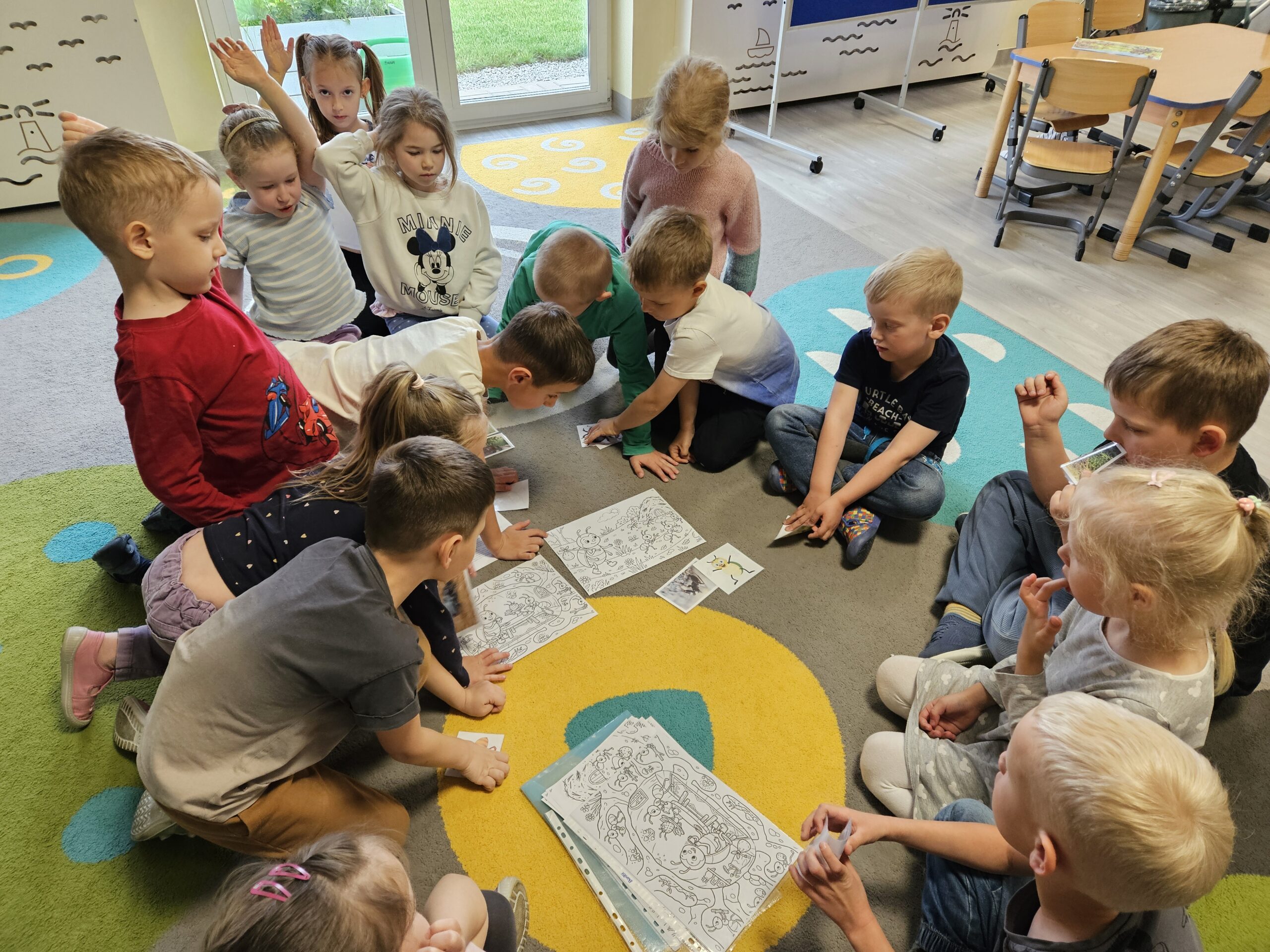 Dzieci dobierają odpowiednie obrazki z głównymi bohaterami bajki.