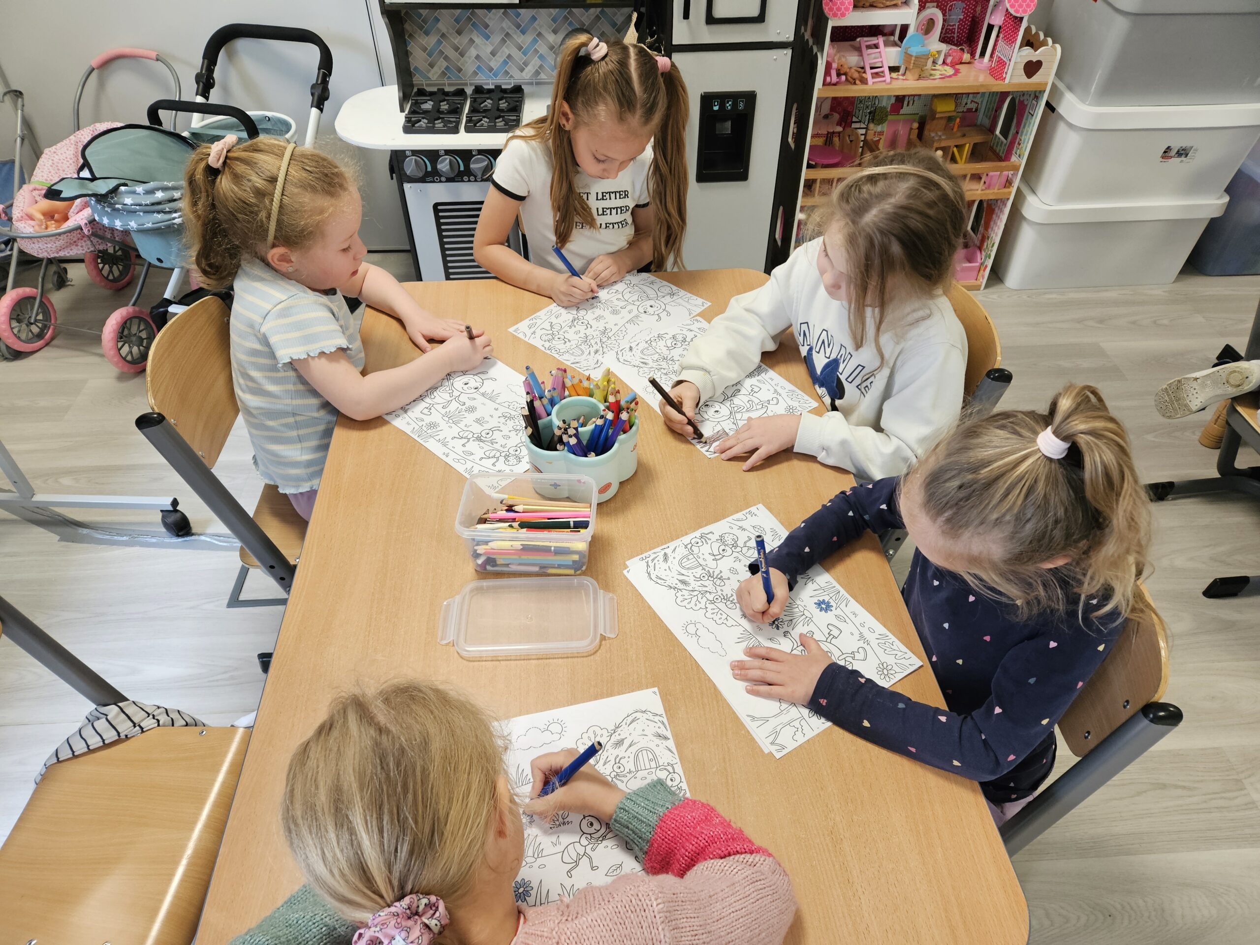 Dzieci kolorują obrazki dotyczące wydarzeń z bajki.