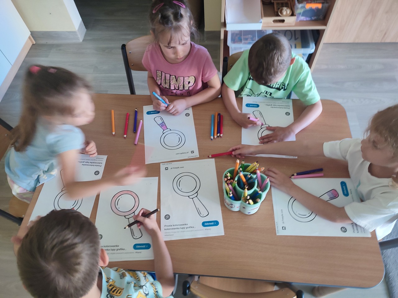 Dzieci kolorują swoje wyjątkowe lupy.