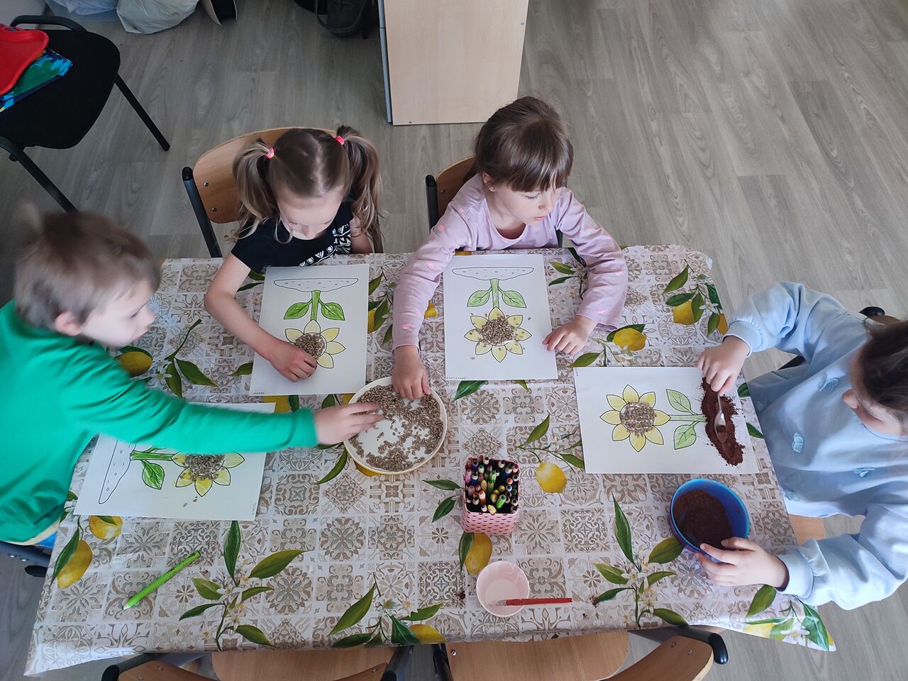 Dzieci wysypują ziarna słonecznika – działanie sensoryczne