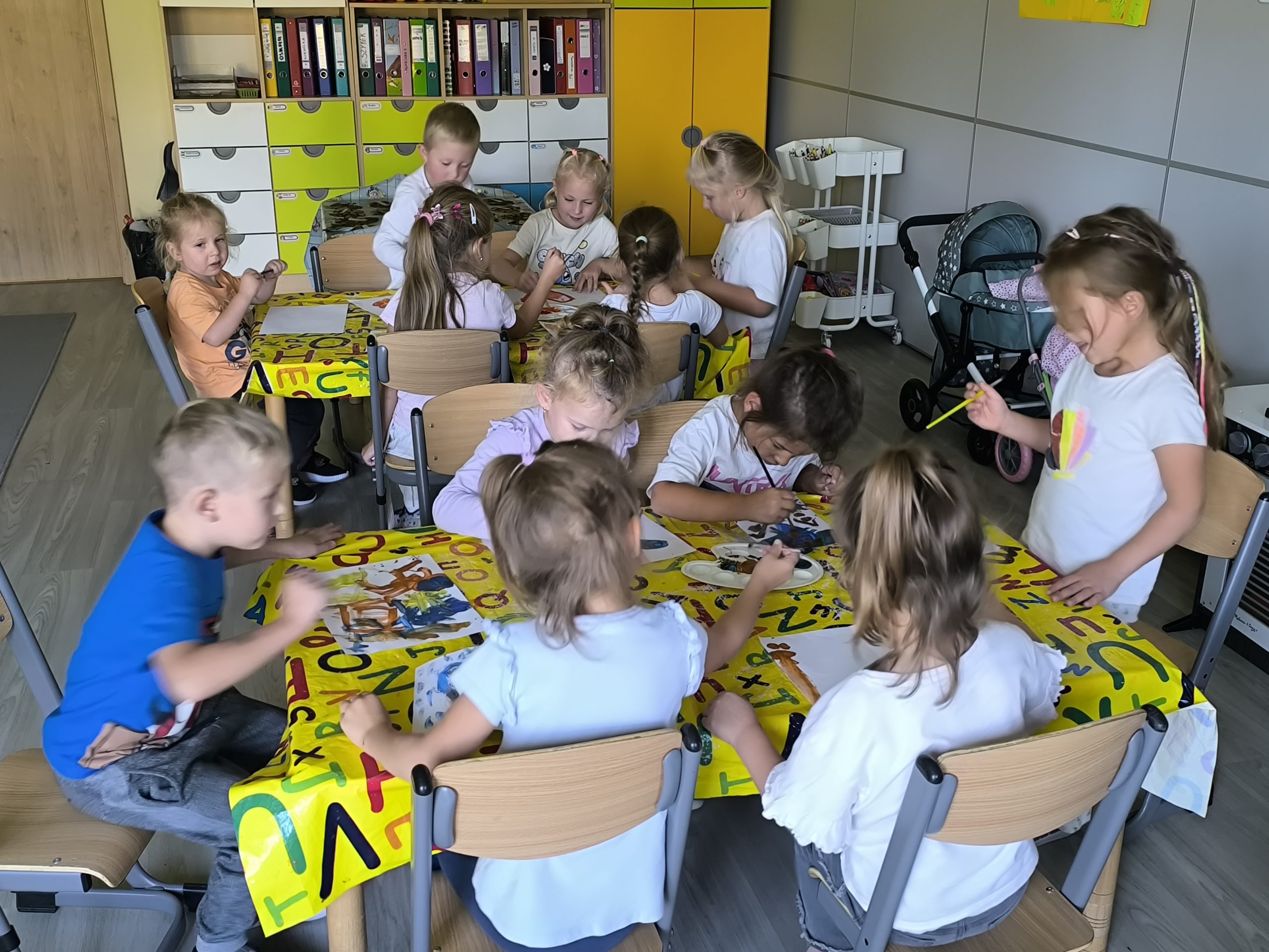 Mali artyści przy pracy.