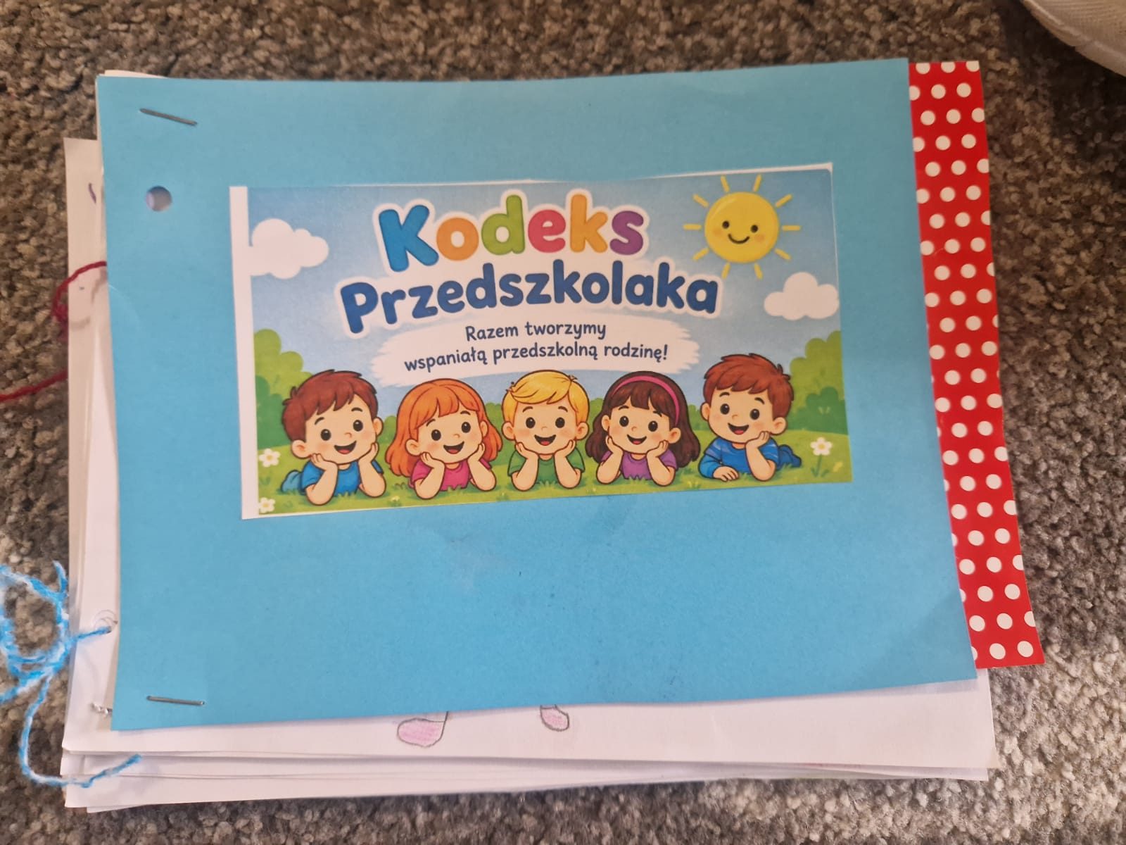 Prezentacja gotowej książeczki z zasadami w grupie.