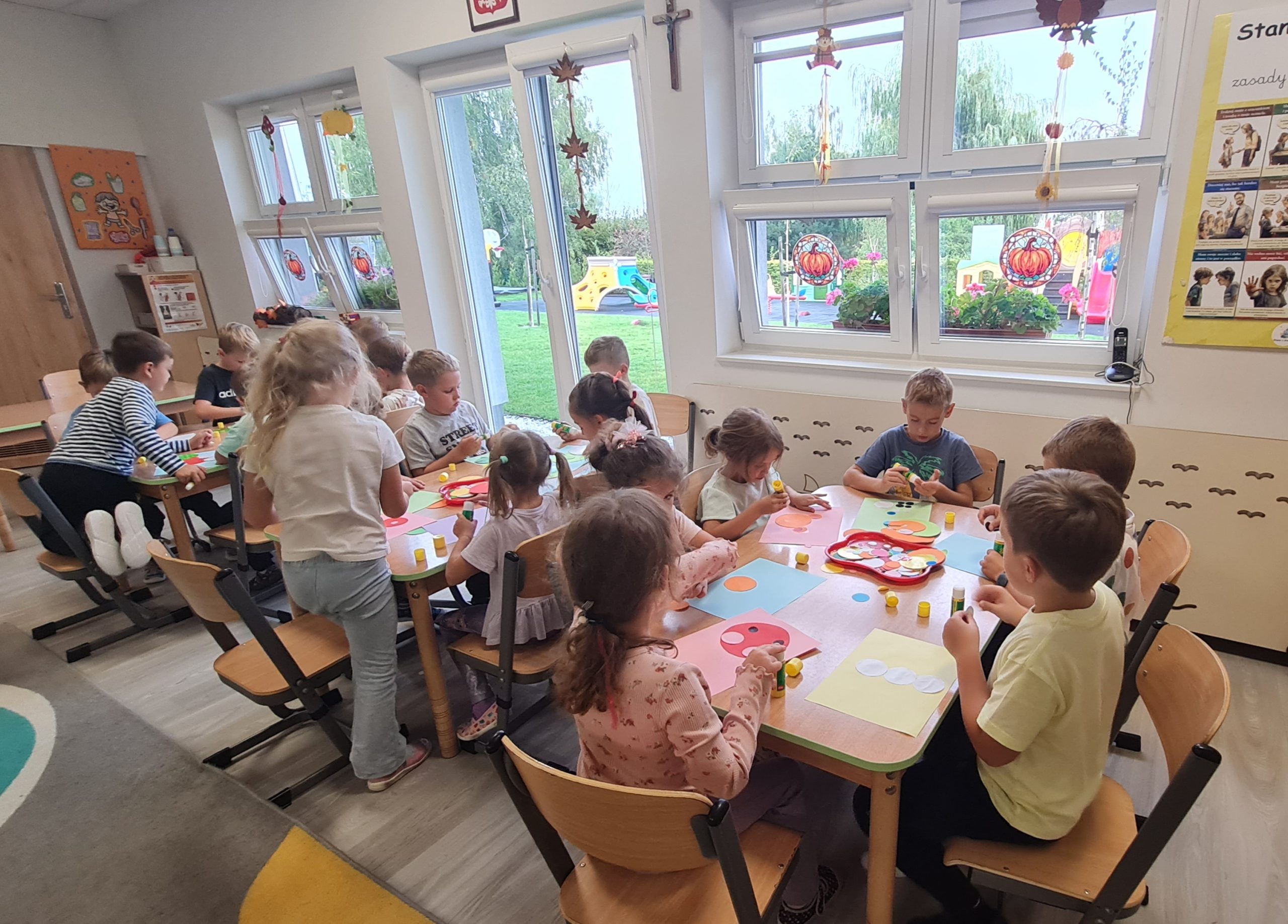 Dzieci w trakcie pracy.